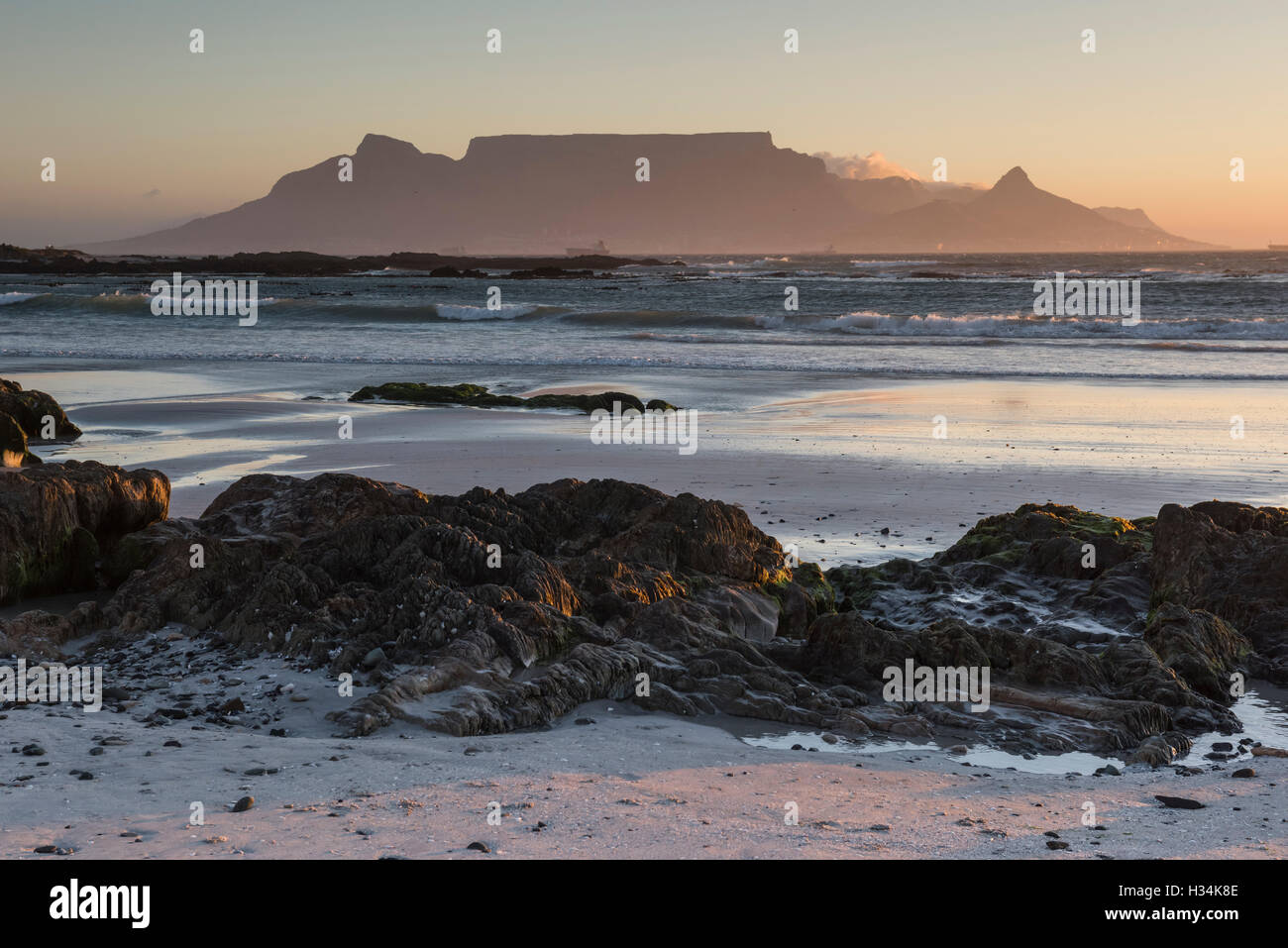 Atardecer en la montaña de la Mesa desde Bloubergstrand, Cape Town Foto de stock