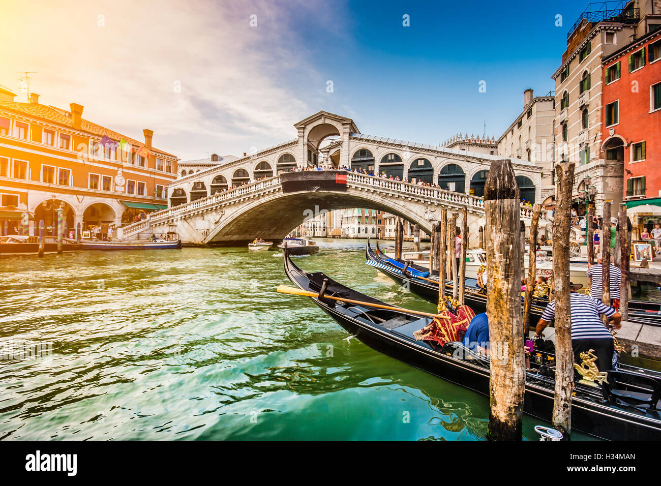 Vista clásica tradicional de las Góndolas en el famoso Canal Grande con el famoso Puente de Rialto al atardecer en Venecia, Italia Foto de stock