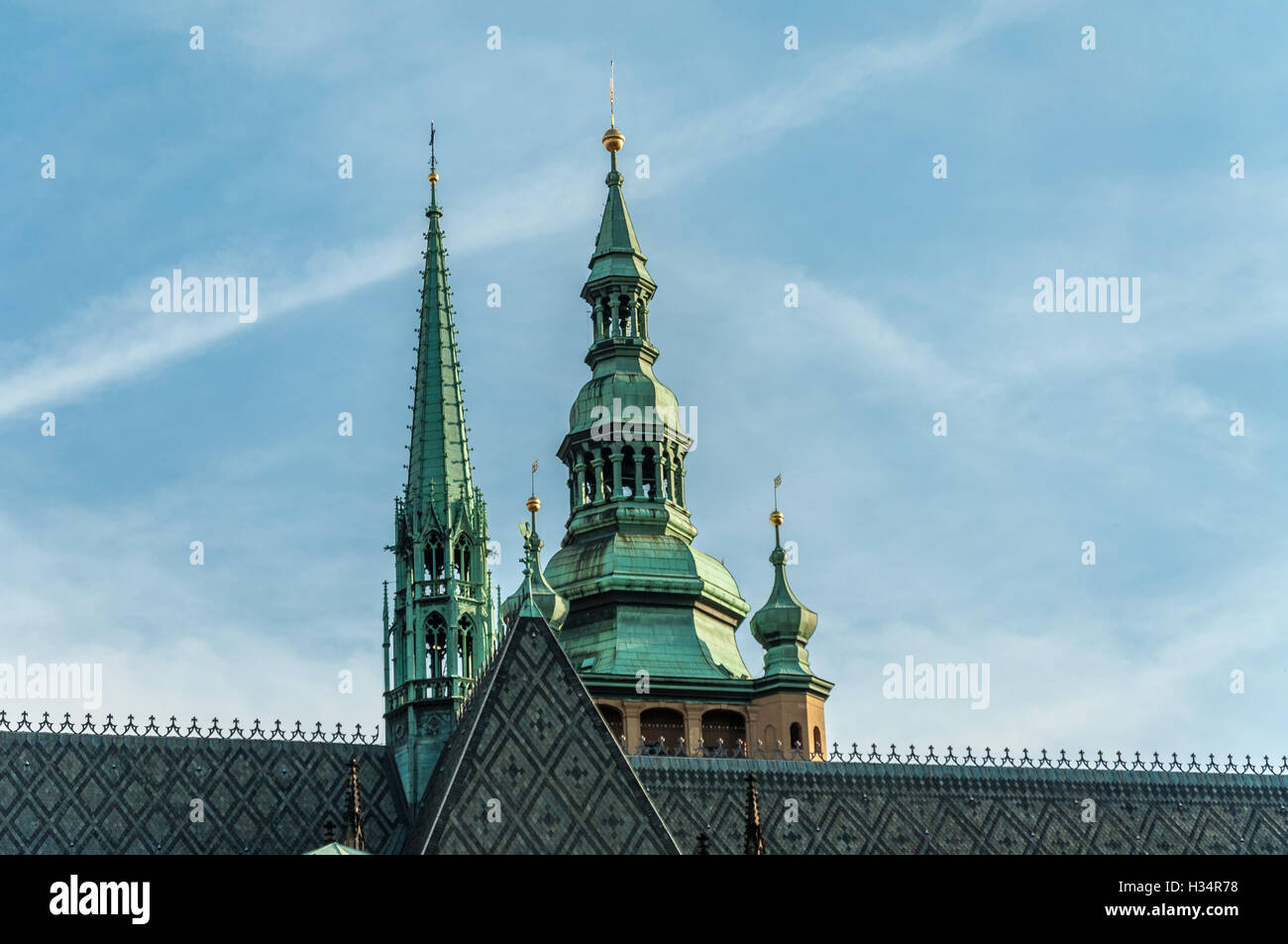 La Catedral de San Vito de Praga, el castillo gótico complejo: Pinnacle cerca del campanario barroco. Foto de stock