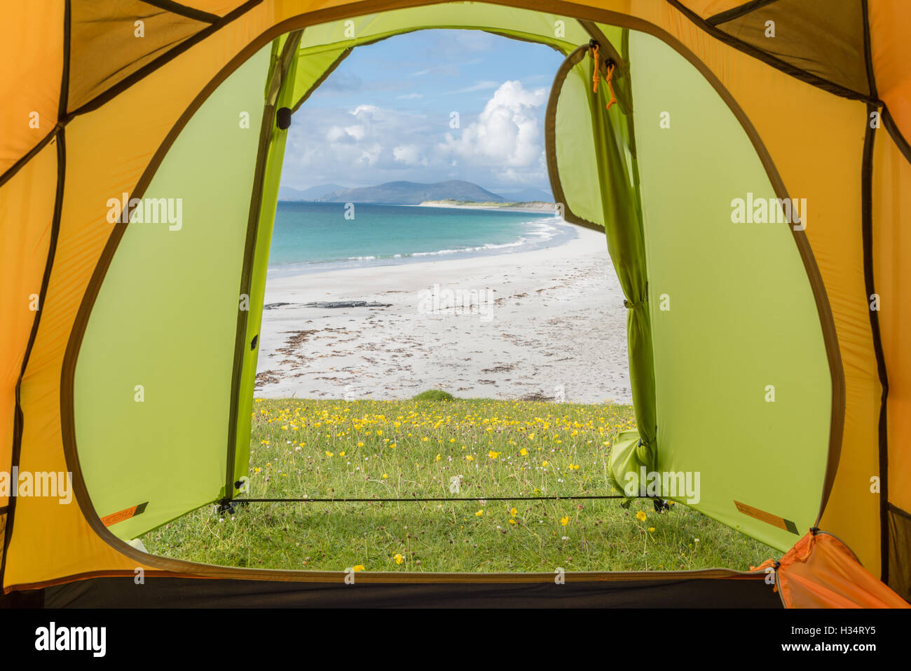 Tienda de camping salvaje ver, Playa Oeste Berneray, Outer Hebrides Foto de stock