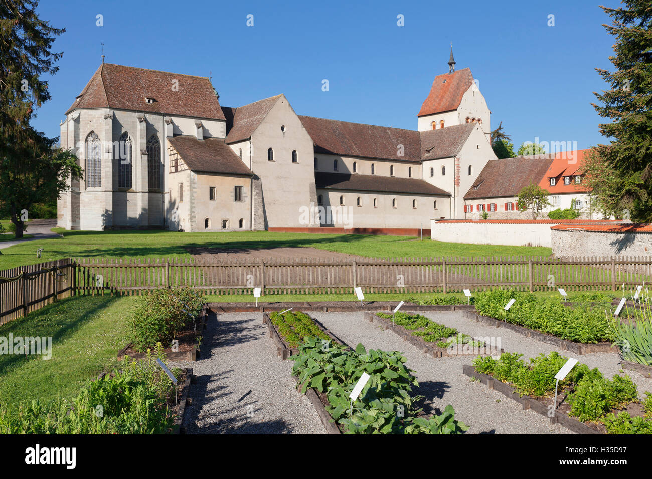 Jardín de Hierbas, Santa Maria und Markus Catedral, Mittelzell, la UNESCO, la Isla de Reichenau, Lago Constanza, Baden-Wurttemberg, Alemania Foto de stock