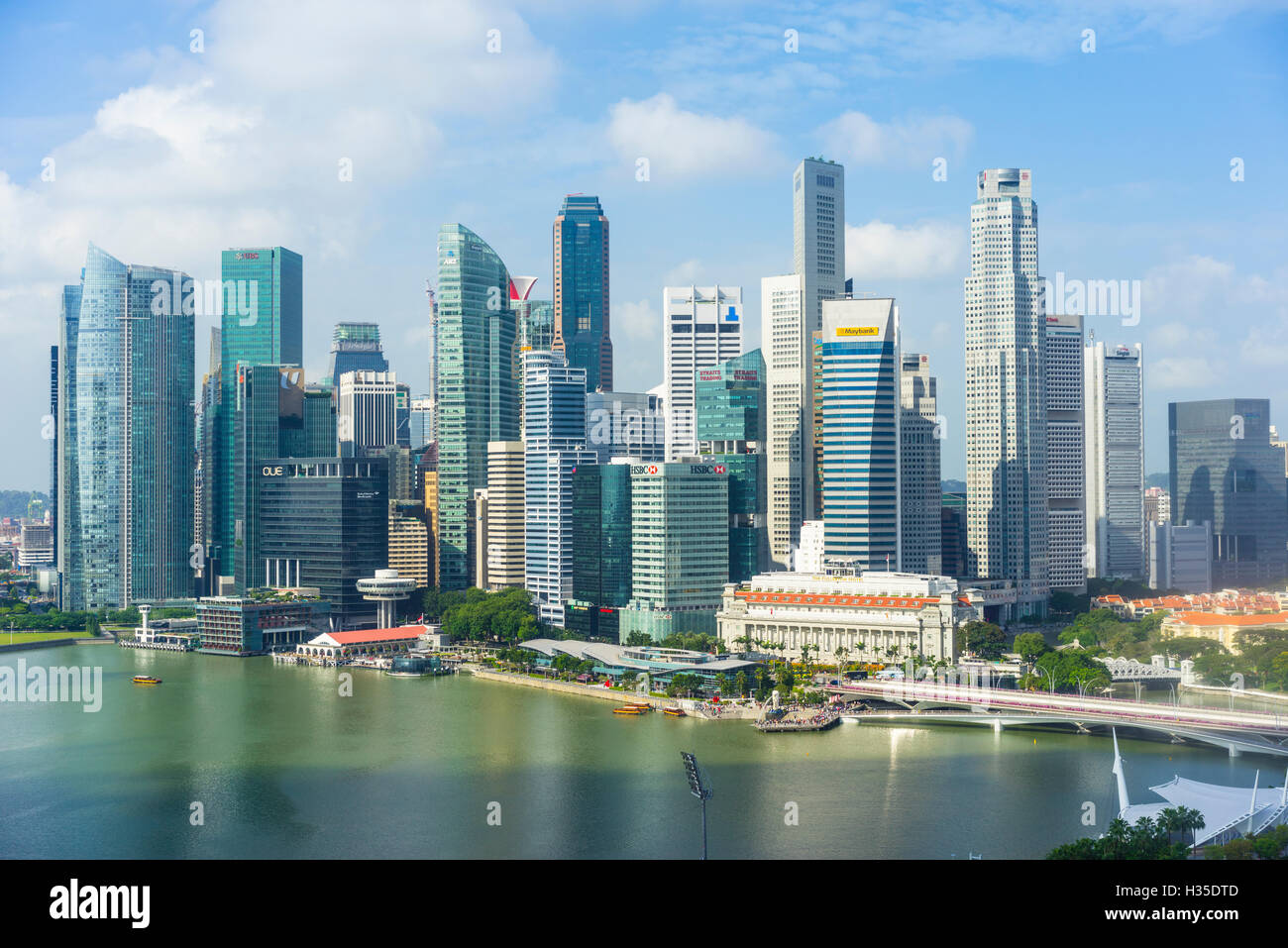 Horizonte de Singapur, rascacielos con el Hotel Fullerton y Jubileo Puente del Fondo de Marina Bay, Singapur Foto de stock