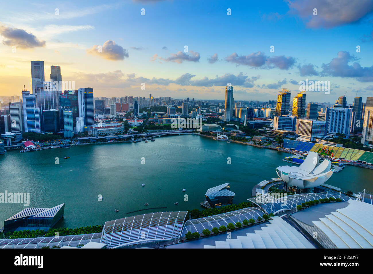 Las torres del distrito central de negocios y a la bahía de Marina al atardecer, Singapur Foto de stock