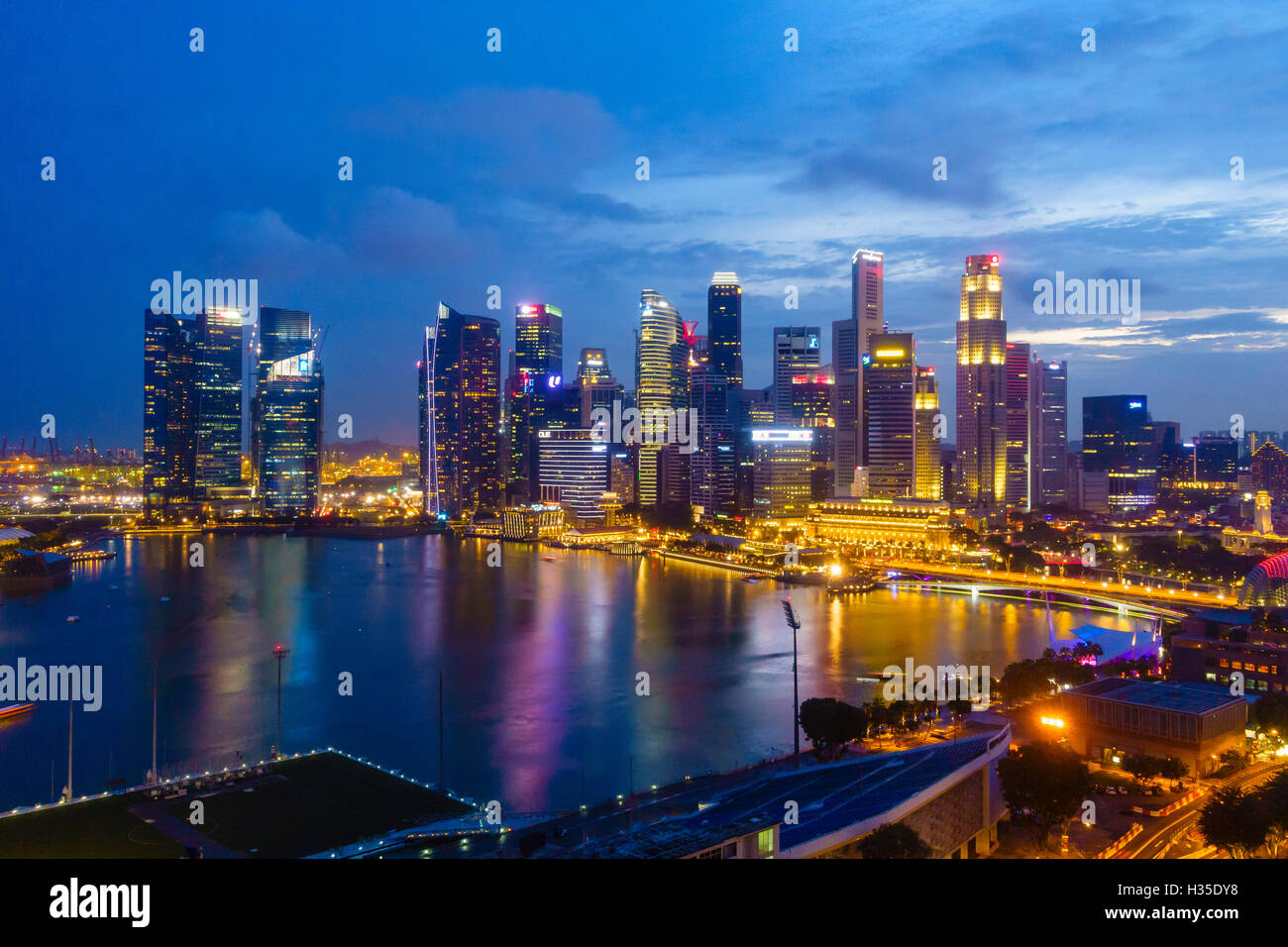 Las torres del distrito central de negocios y por la noche de Marina Bay, Singapur Foto de stock