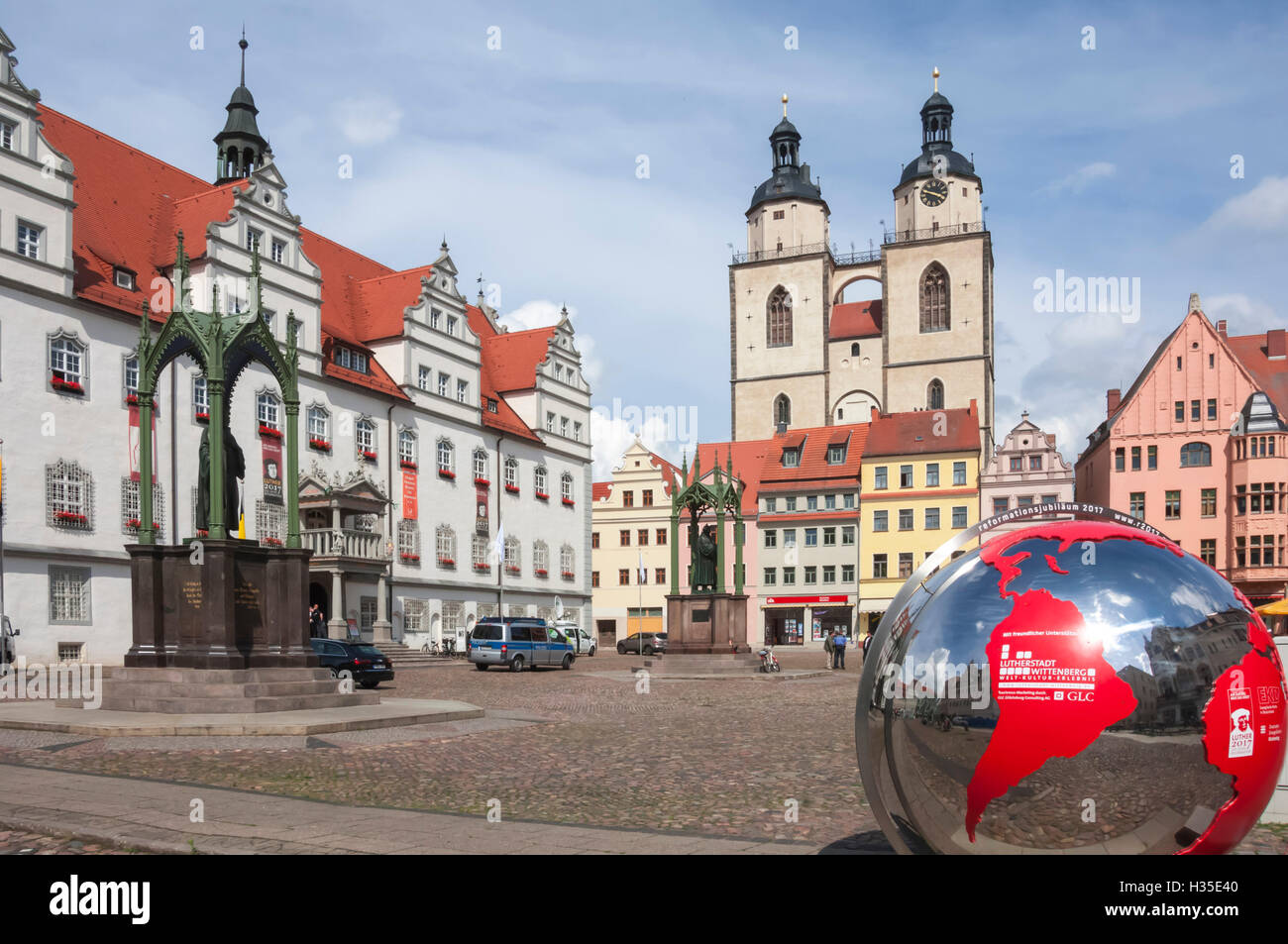 Town Square con Stadtkirke y Ayuntamiento, Lutherstadt Wittenberg, Sajonia-Anhalt, Alemania Foto de stock