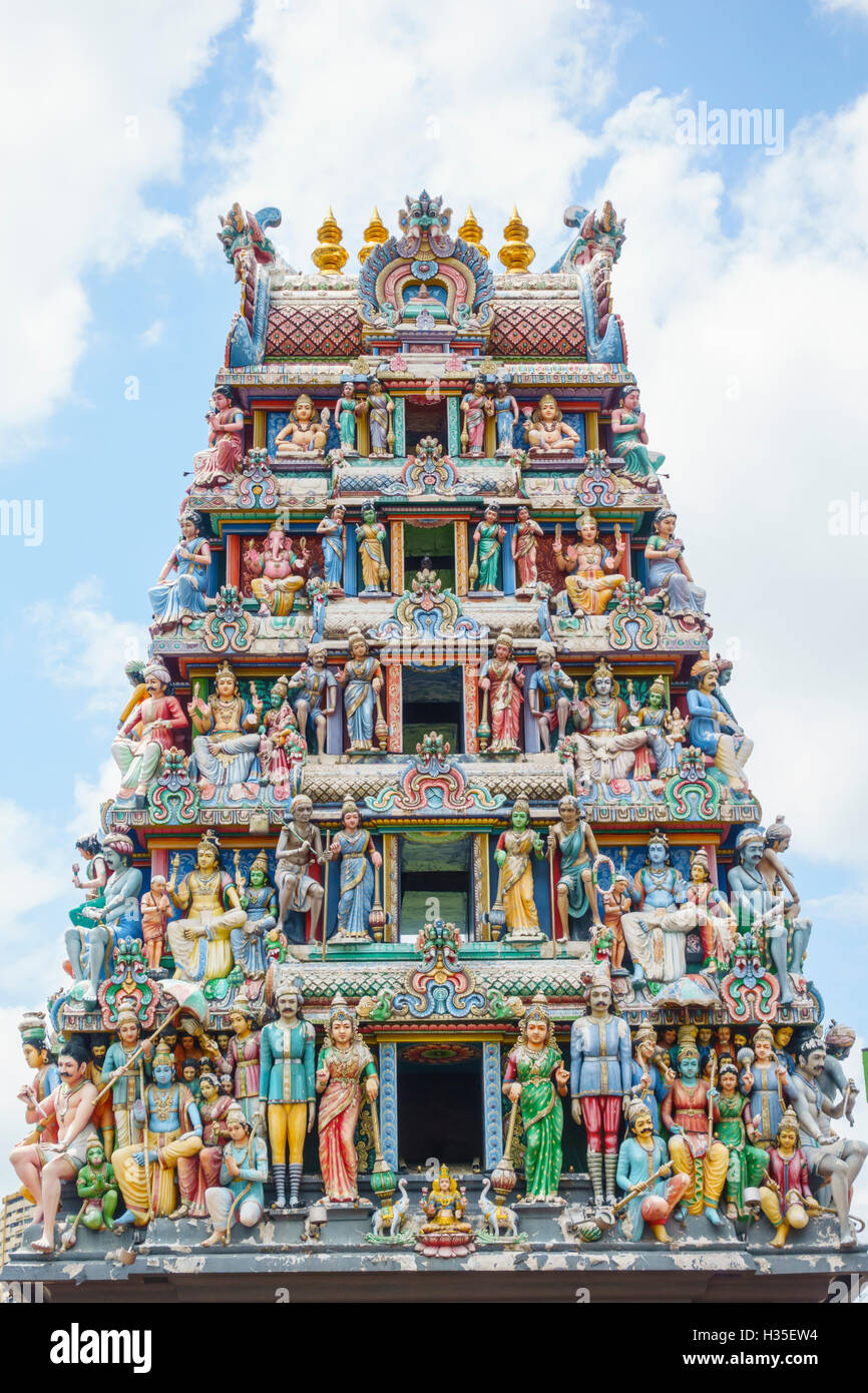 Sri Mariamman Templo en Chinatown, el más antiguo templo hindú en Singapur con una colorida decoración de su torre, Singapur Foto de stock