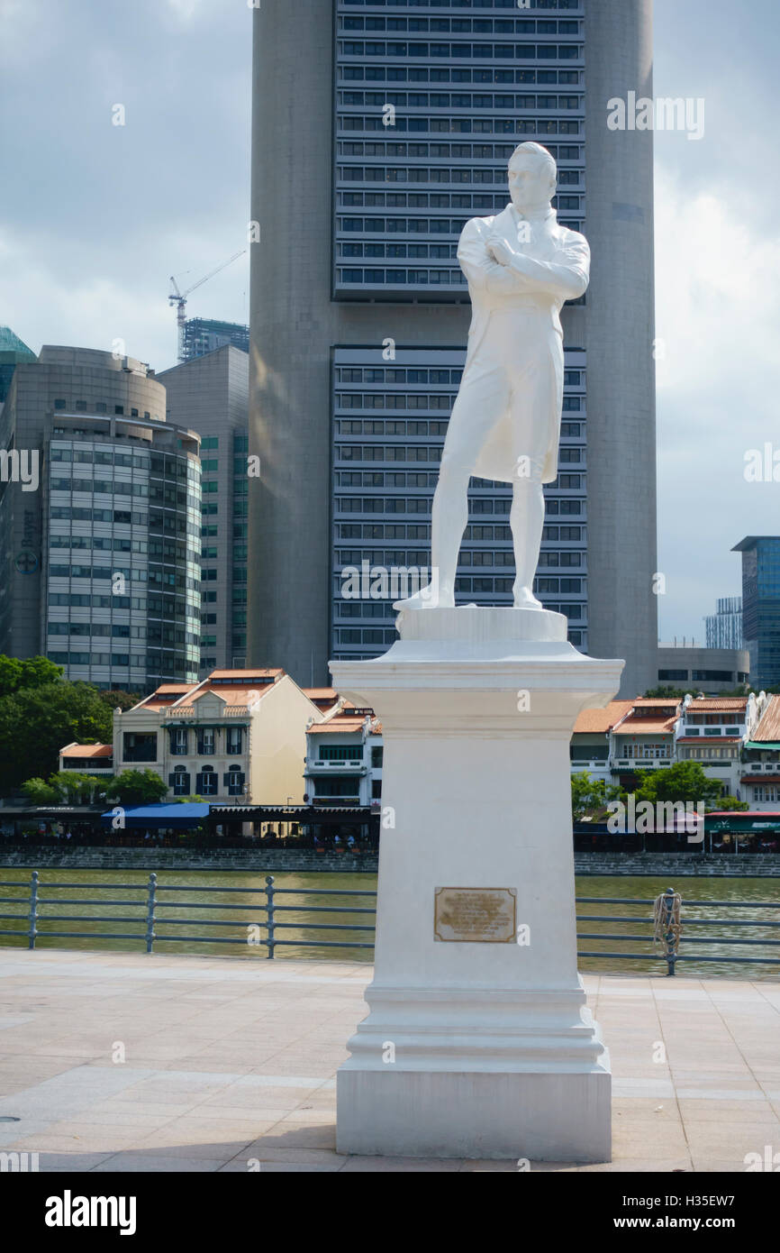 Estatua de Sir Stamford Raffles por Boat Quay, Singapur Foto de stock