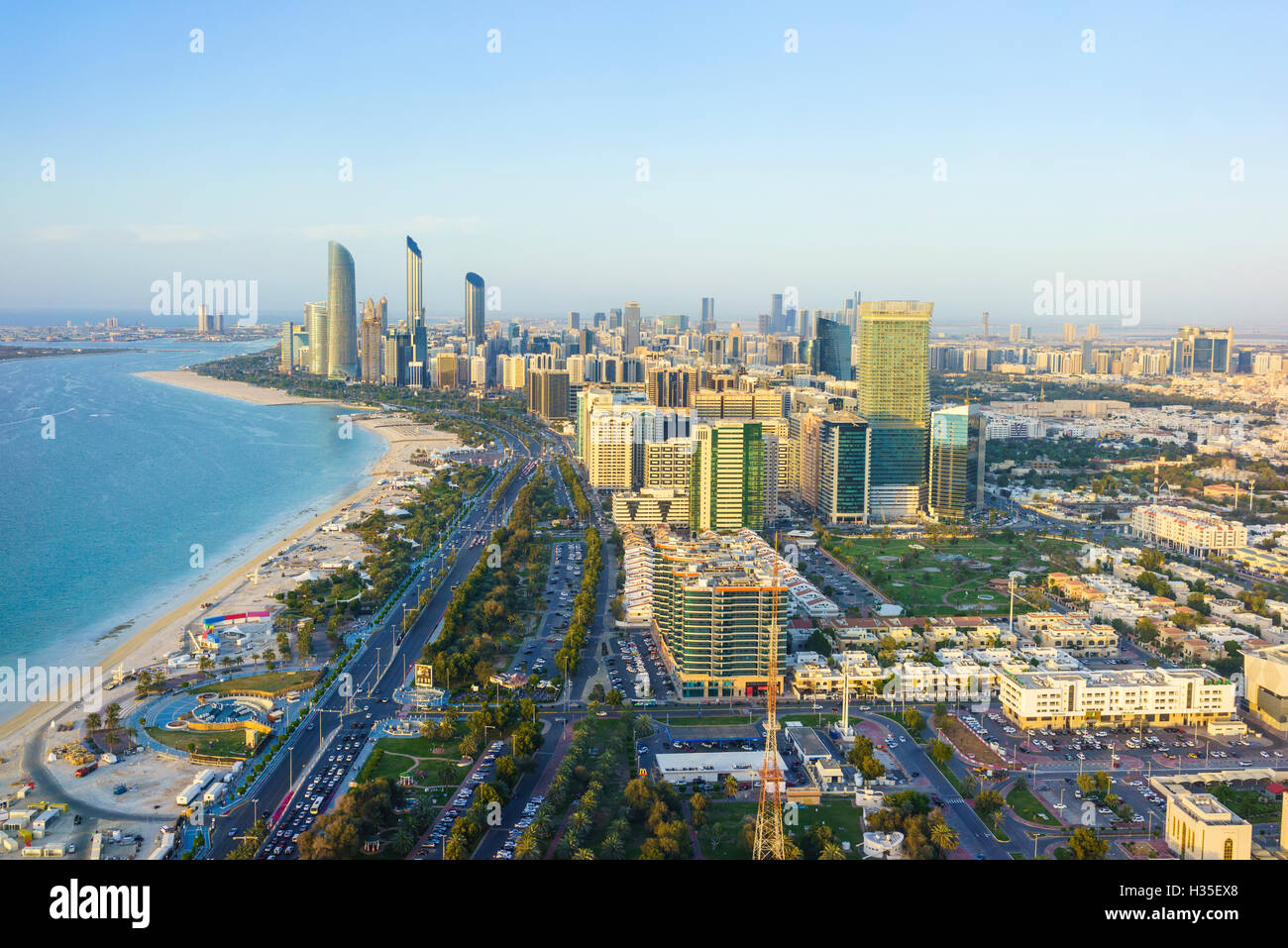 Horizonte y el Corniche, al distrito de Markaziyah, Abu Dhabi, Emiratos Árabes Unidos, Oriente Medio Foto de stock