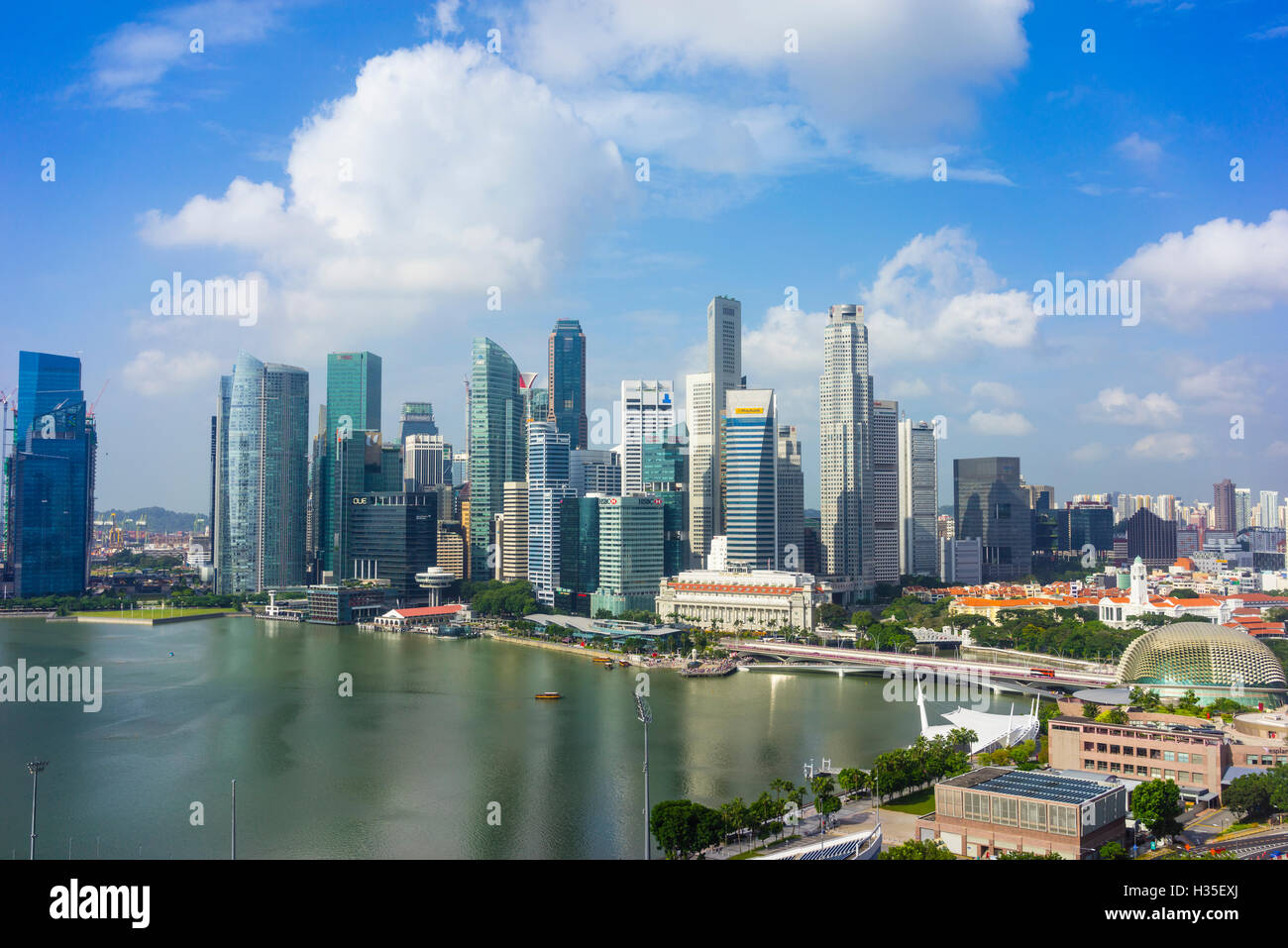 Horizonte de Singapur, rascacielos con el Hotel Fullerton y Jubileo Puente del Fondo de Marina Bay, Singapur Foto de stock