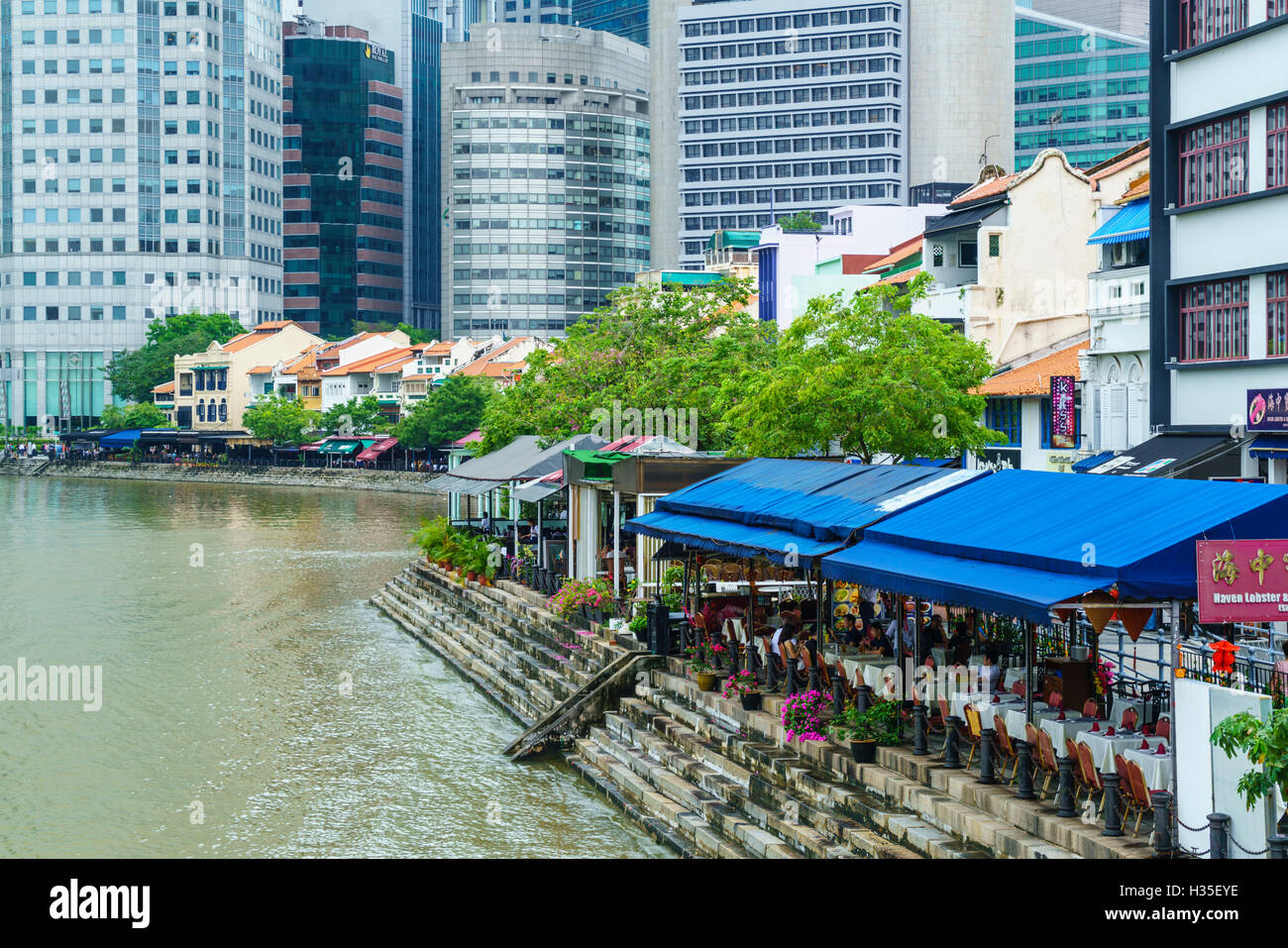Restaurantes en muelle Boat Quay, Singapur Foto de stock