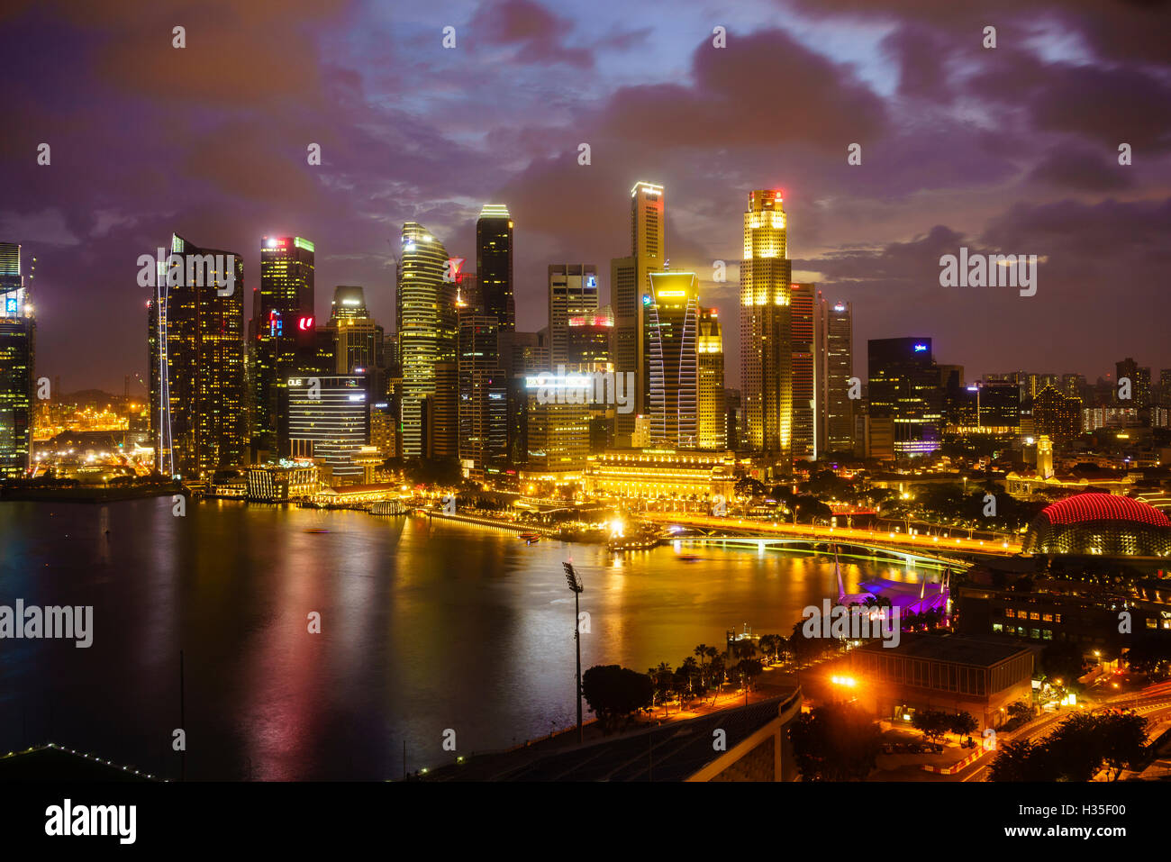 Las torres del distrito central de negocios y a la bahía de Marina al atardecer, Singapur Foto de stock