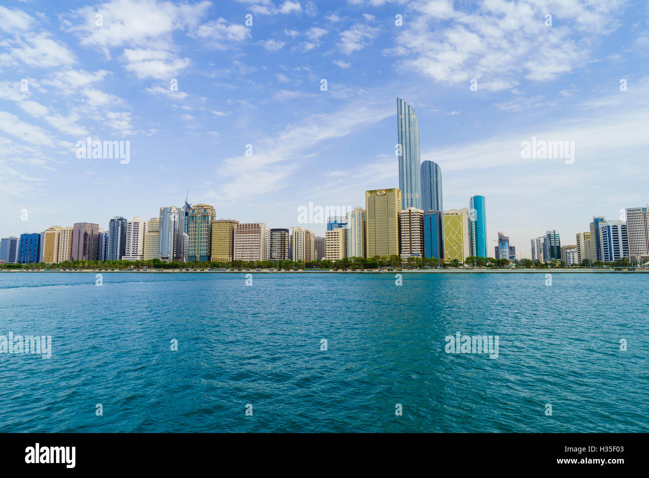 Al rascacielos en el distrito Markaziyah Corniche y vistos desde el Golfo, Abu Dhabi, Emiratos Árabes Unidos, Oriente Medio Foto de stock