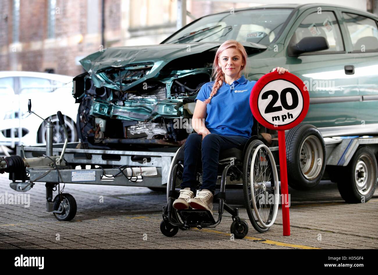 Crash sobreviviente Laura Torrance, de 33 años, compartió sus experiencias para resaltar la seguridad vial en calles adelante jóvenes pilotos de Edimburgo, una multi-agencia de eventos educación vial en Edimburgo. Foto de stock