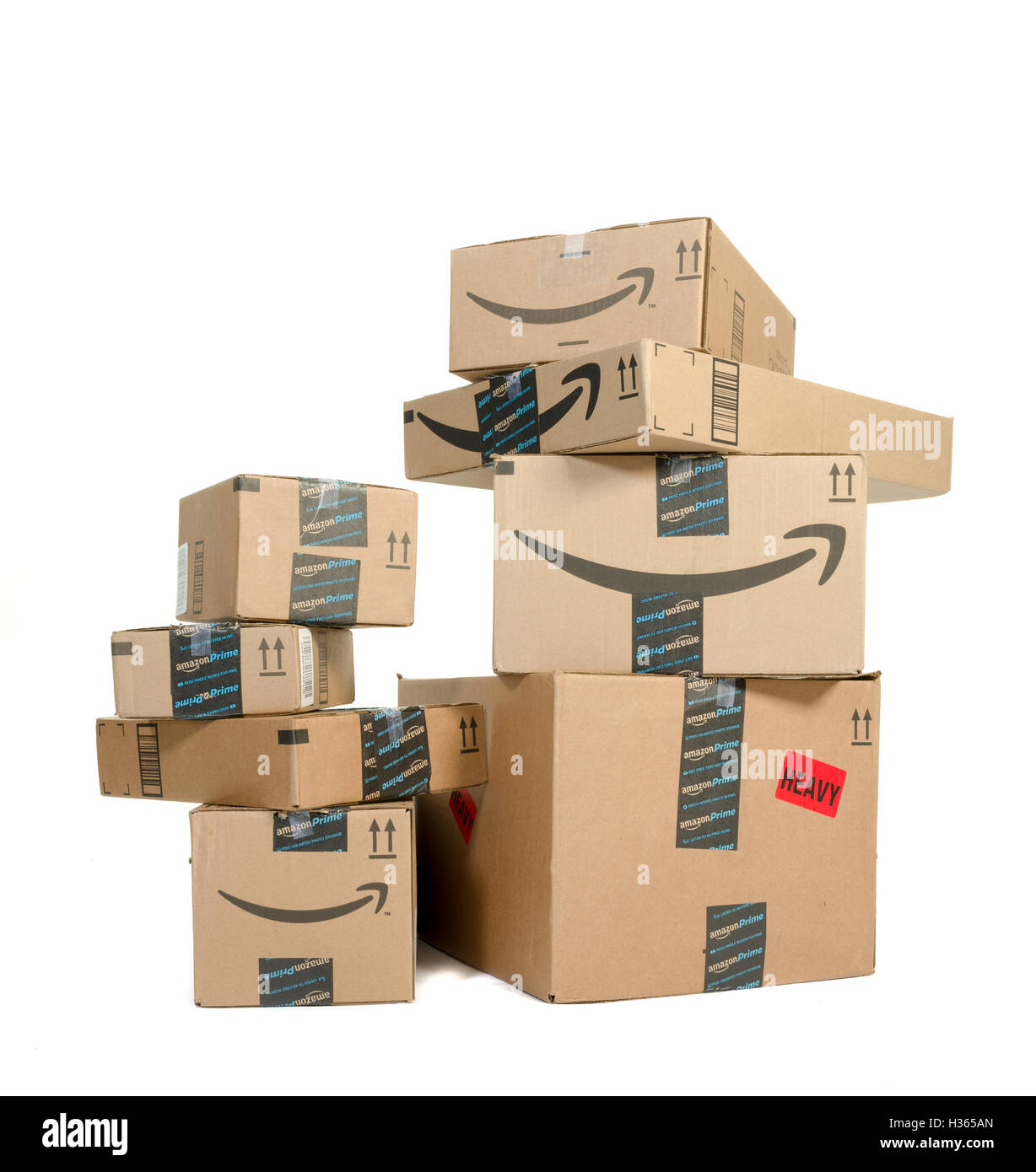 Winneconne, WI - 21 de septiembre de 2016: montón de Amazon cajas apiladas en una aislada de fondo. Foto de stock