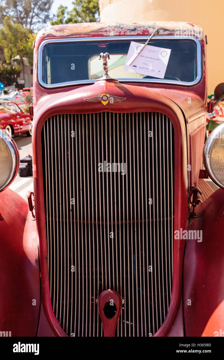 Laguna Beach, CA, EE.UU. - Octubre 2, 2016: 1971 Dodge camión rojo óxido visualizado en el Rotary Club de Laguna Beach 2016 coche clásico Foto de stock