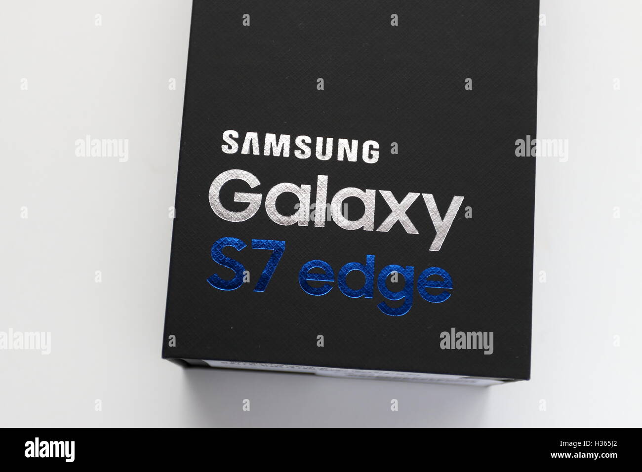 Samsung Galaxy S7 en el recuadro negro de borde Foto de stock