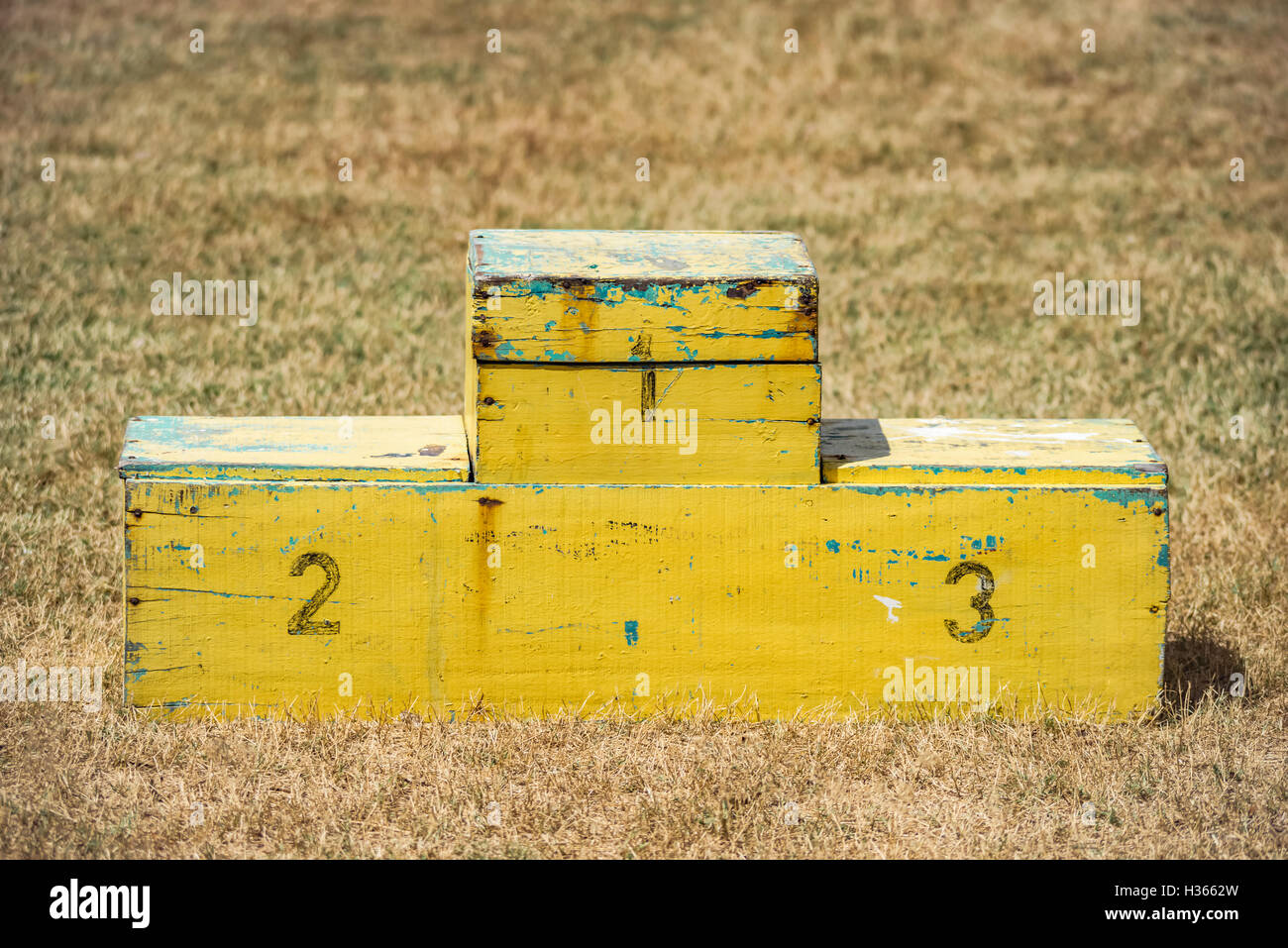 Artesanal de madera exterior amarillo podio pedestal ceremonia concurso deportes posición vacía Foto de stock