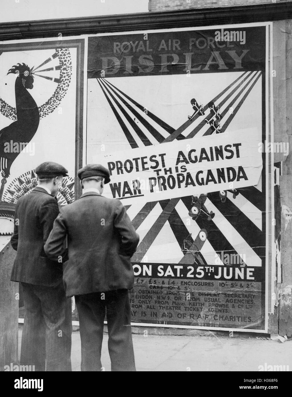 Protesta pacifista contra Hendon aire Pageant en Londres, 1932 Foto de stock