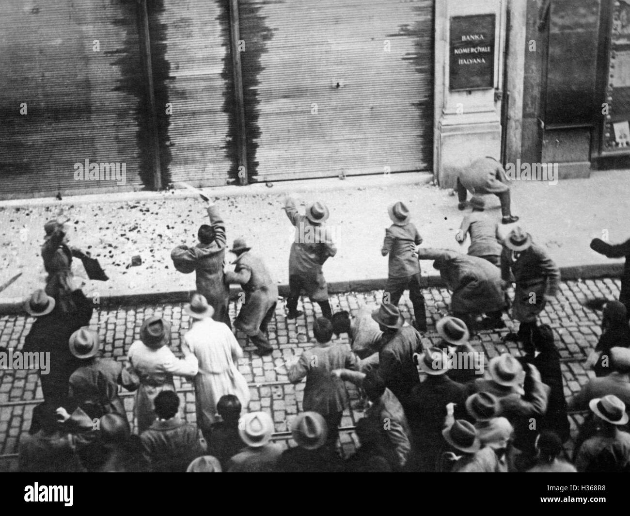 Los disturbios durante las protestas estudiantiles en Estambul contra la CIWL, 1933. Foto de stock