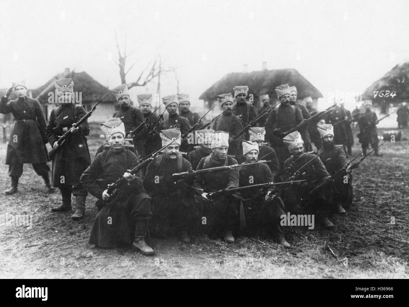 Los soldados ucranianos durante una evacuación, 1921. Foto de stock