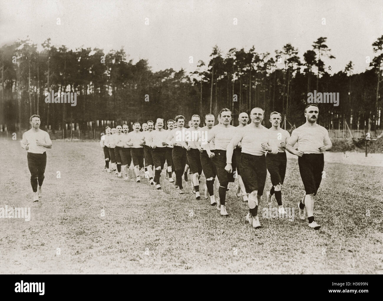 Los hombres haciendo deporte, 1919 Foto de stock
