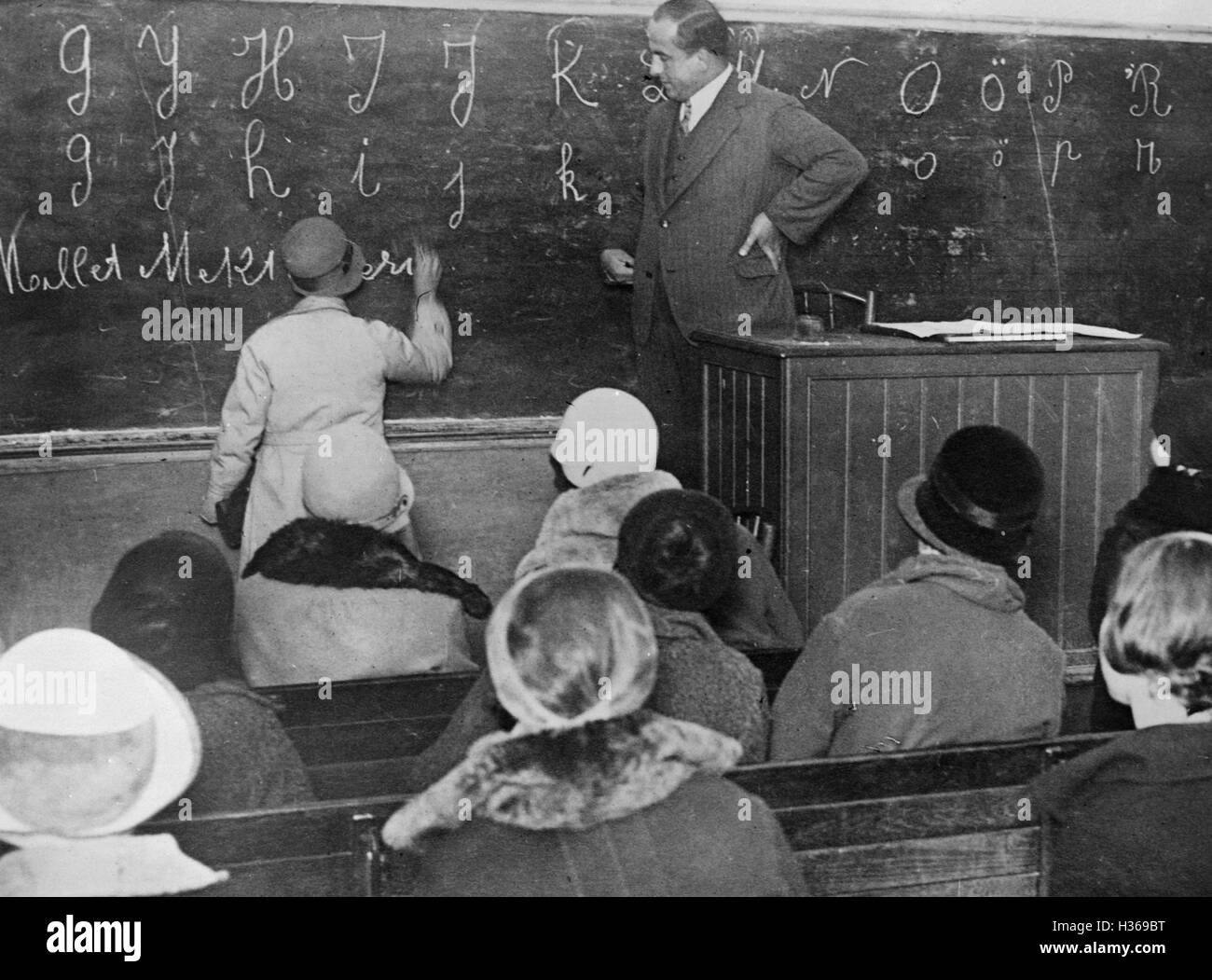 Clase de alfabetización en Turquía, 1929 Foto de stock