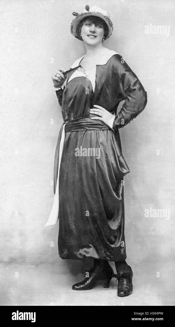La moda femenina, 1919 Fotografía de stock - Alamy