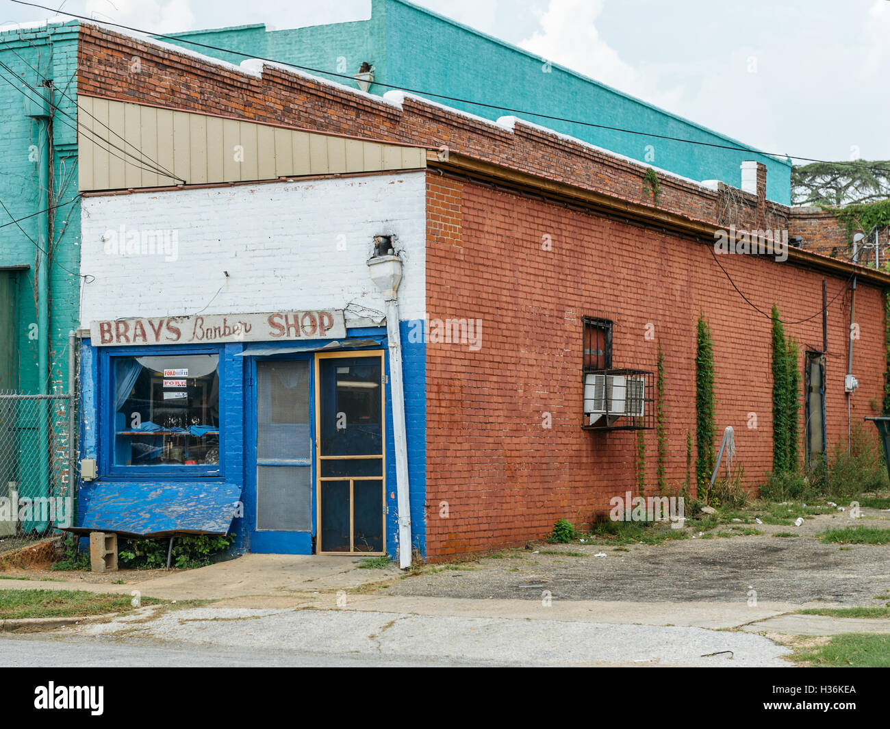 Brays Barber shop En Tuskegee, Alabama, EE.UU., mostrando la pobreza de las zonas del sur de Estados Unidos. Foto de stock