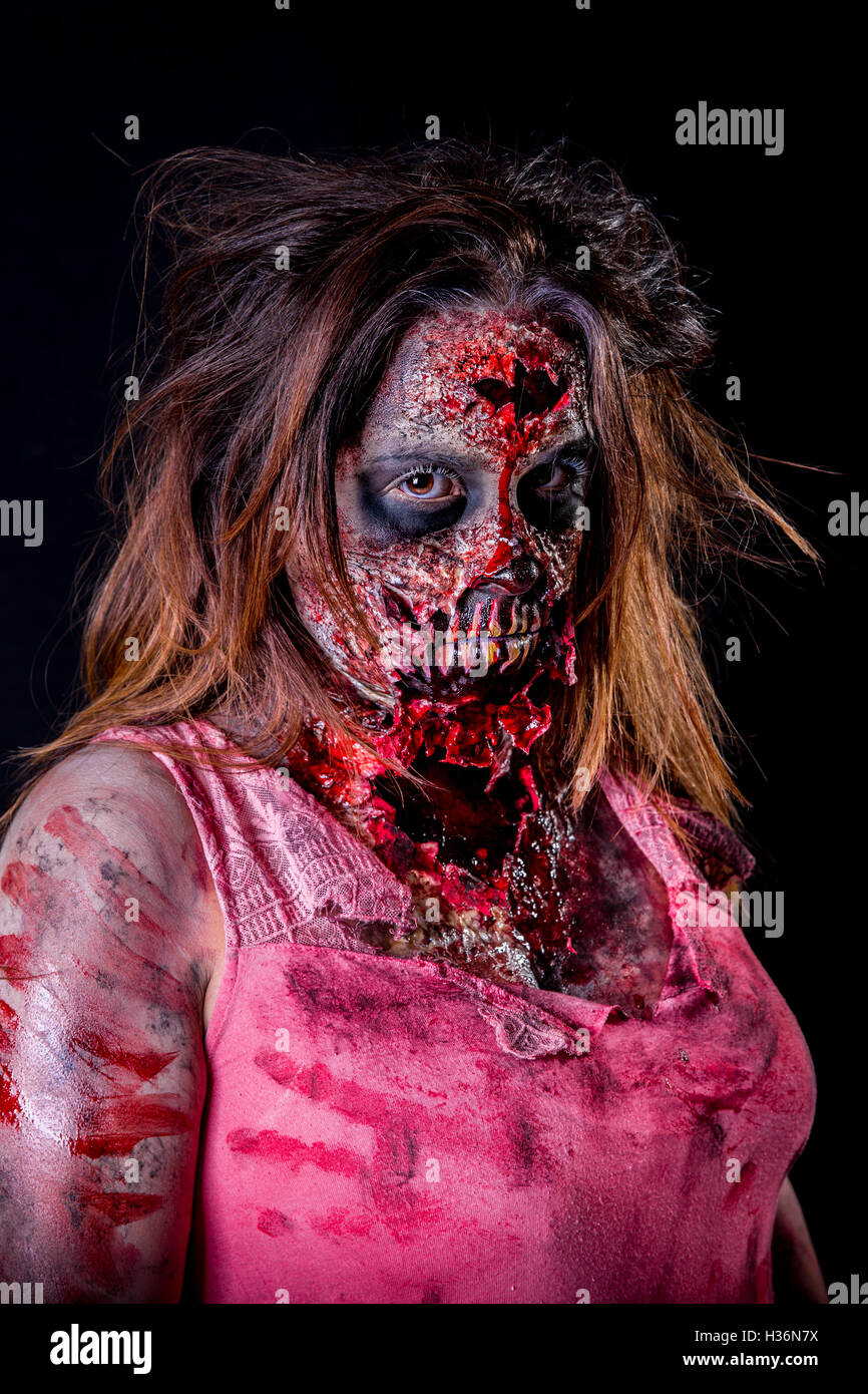 Retrato de mujer zombie mirando con sangrientos de maquillaje y prótesis de  látex Fotografía de stock - Alamy