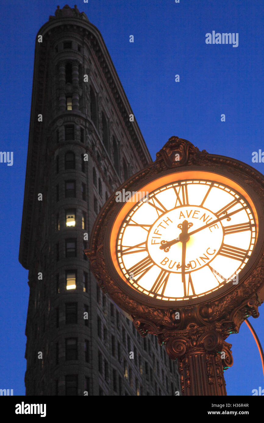 Vista nocturna del edificio Flatiron con la acera de un reloj en primer plano. La Ciudad de Nueva York. Nueva York.EE.UU. Foto de stock