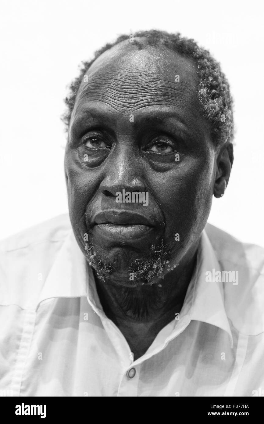 Escritor keniano Ngugi Wa Thiong'o Foto de stock