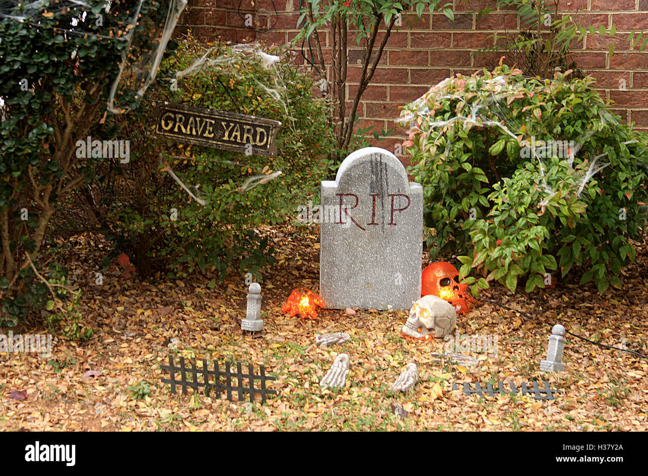 Exterior decoración de Halloween con imitaciones de cementerio Fotografía  de stock - Alamy