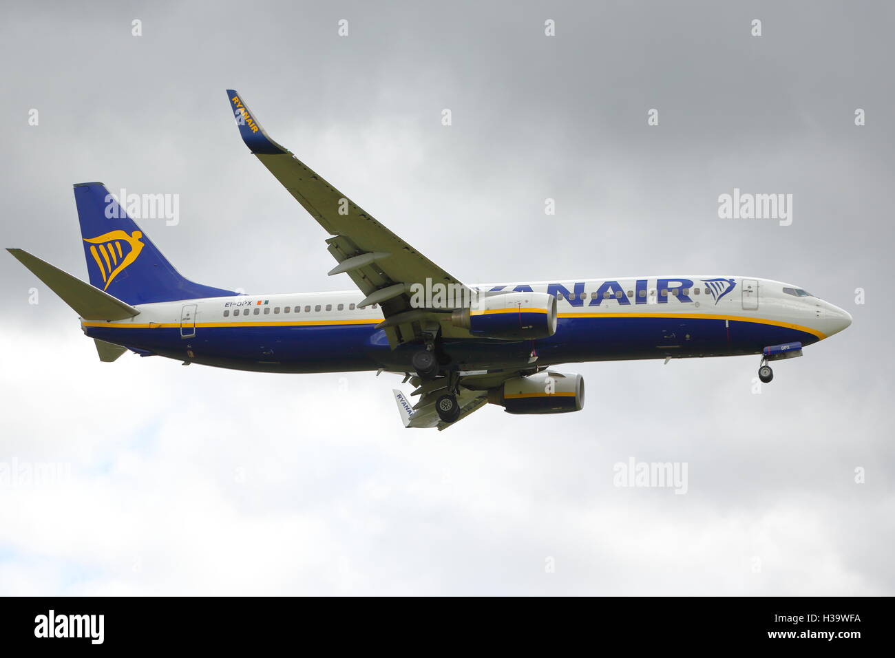 Ryanair Boeing 737 Next Gen EI-DPX llegando del aeropuerto de Birmingham, Reino Unido Foto de stock