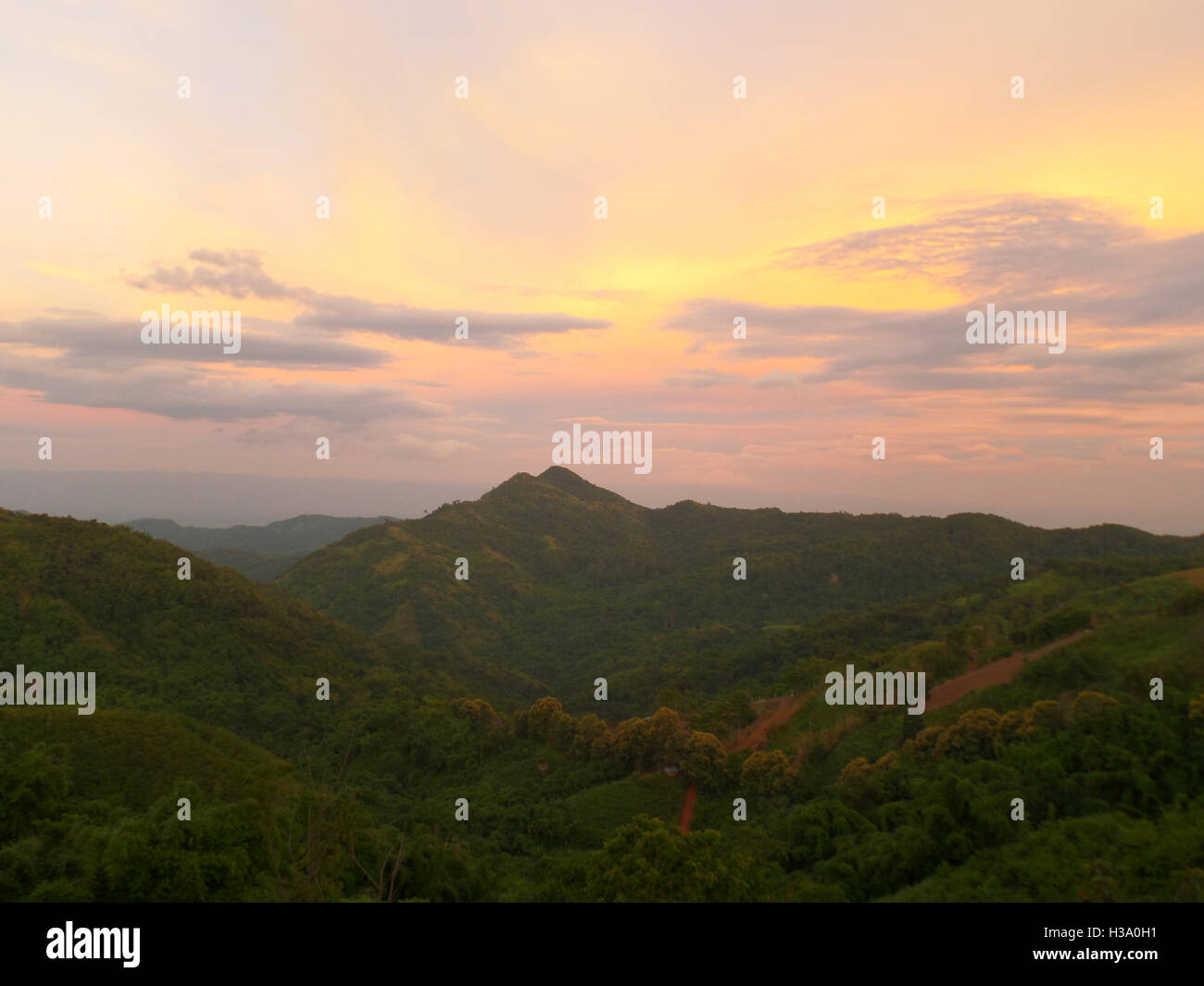 Amarillo pastel y púrpura del cielo después de la puesta del sol a lo largo de la Cordillera, las tierras altas de Tailandia Foto de stock