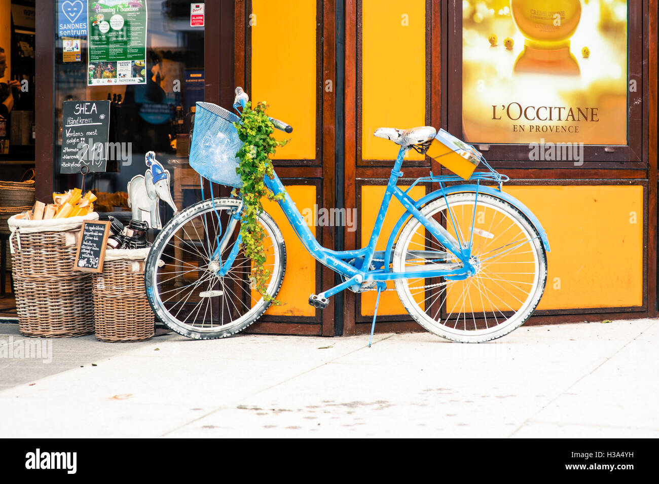 Bicicleta aparcado fuera de una salud y belleza Foto de stock