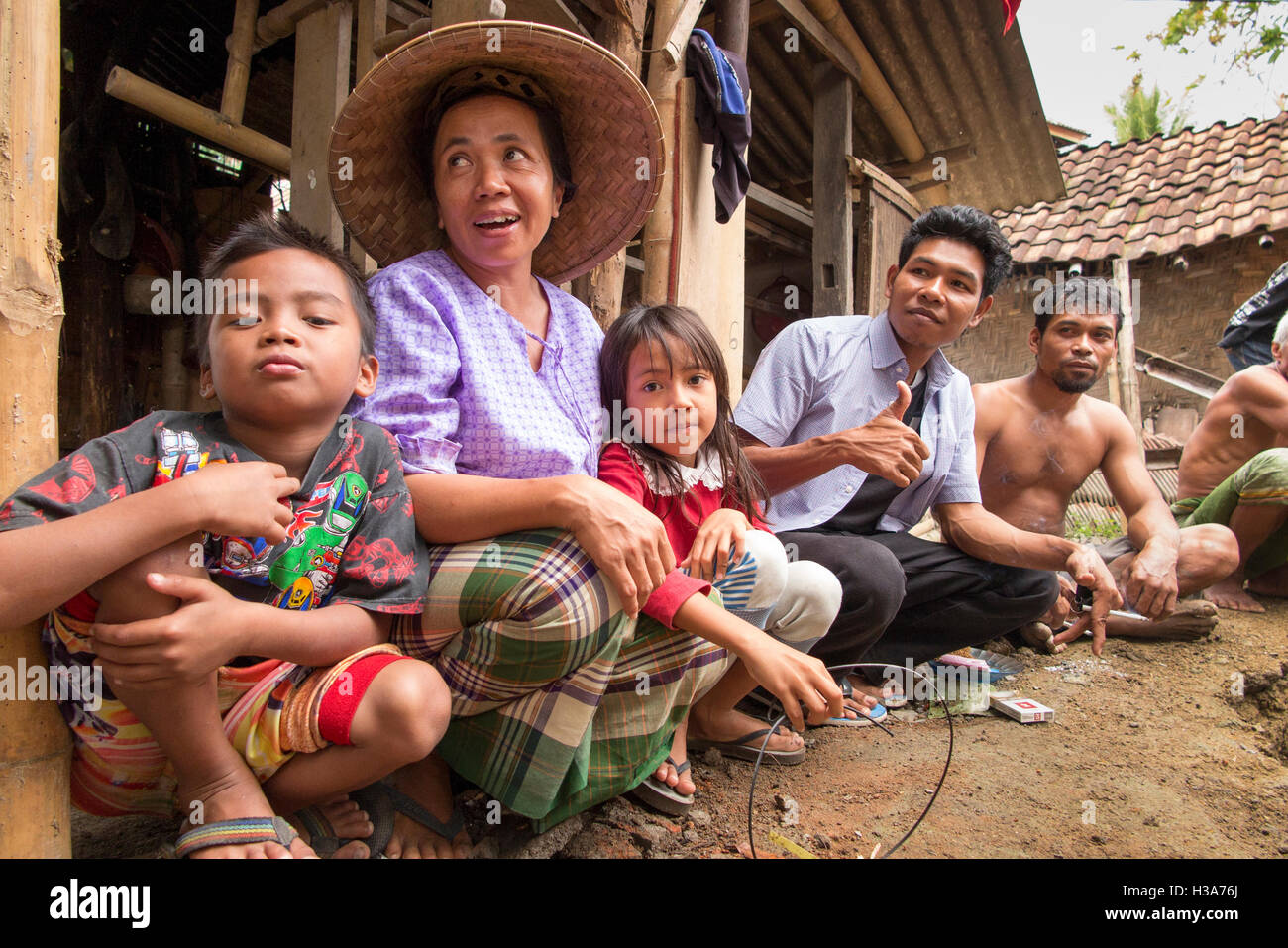 Indonesia, Lombok, Mantang, aldea rural comunitaria en el complejo familiar Foto de stock