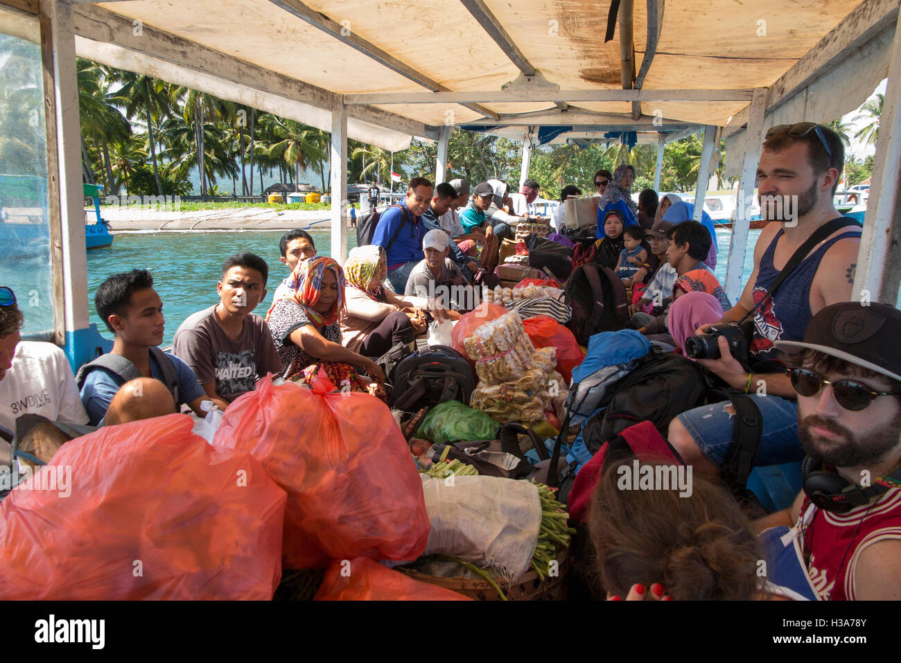 Indonesia, Lombok, Bangsal, pasajeros y carga en ferry público a Gili Air Foto de stock