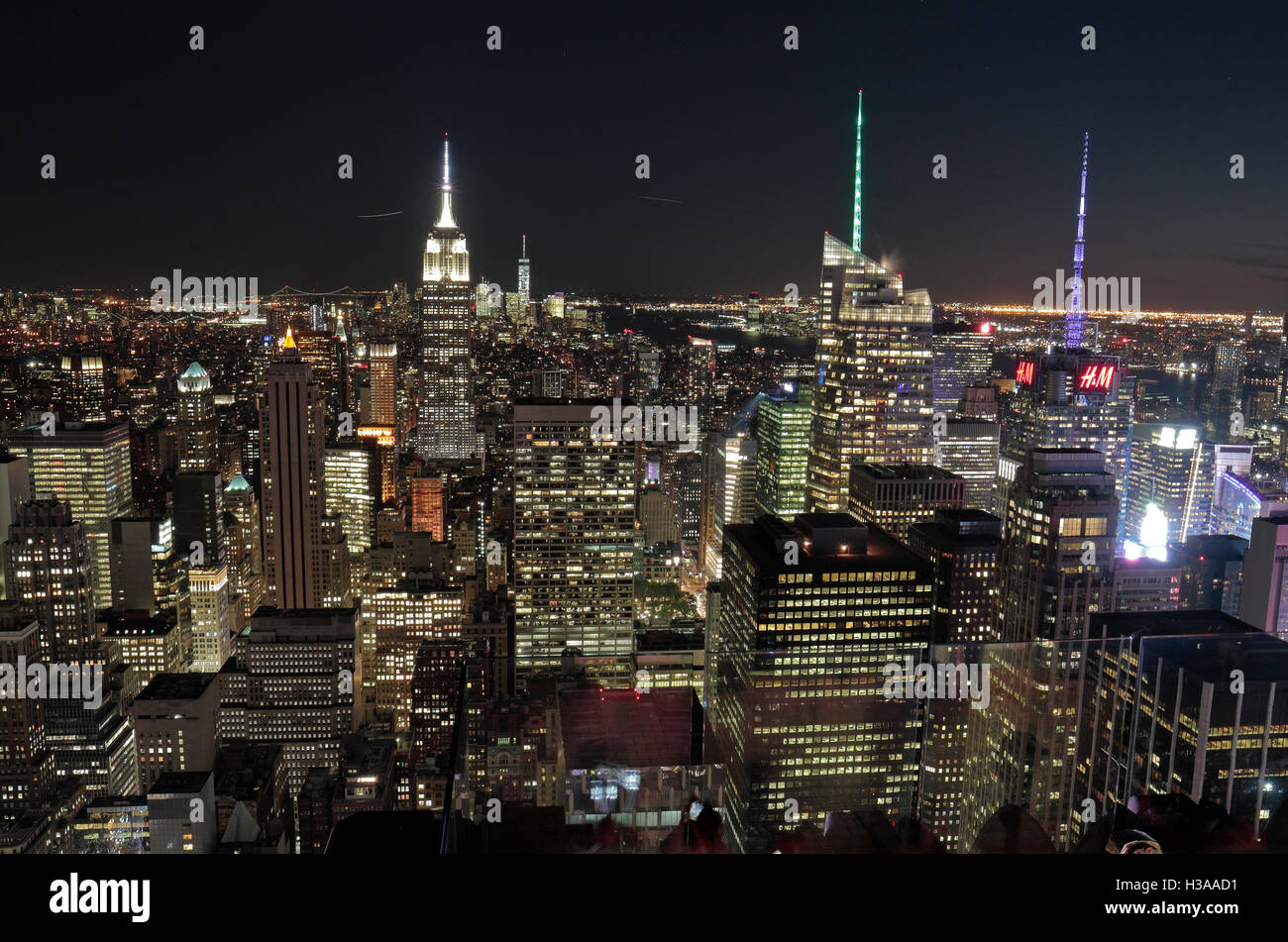 Vista aérea de la cima del mundo' observation deck hacia el edificio Empire State y el centro de Manhattan, Nueva York. Foto de stock