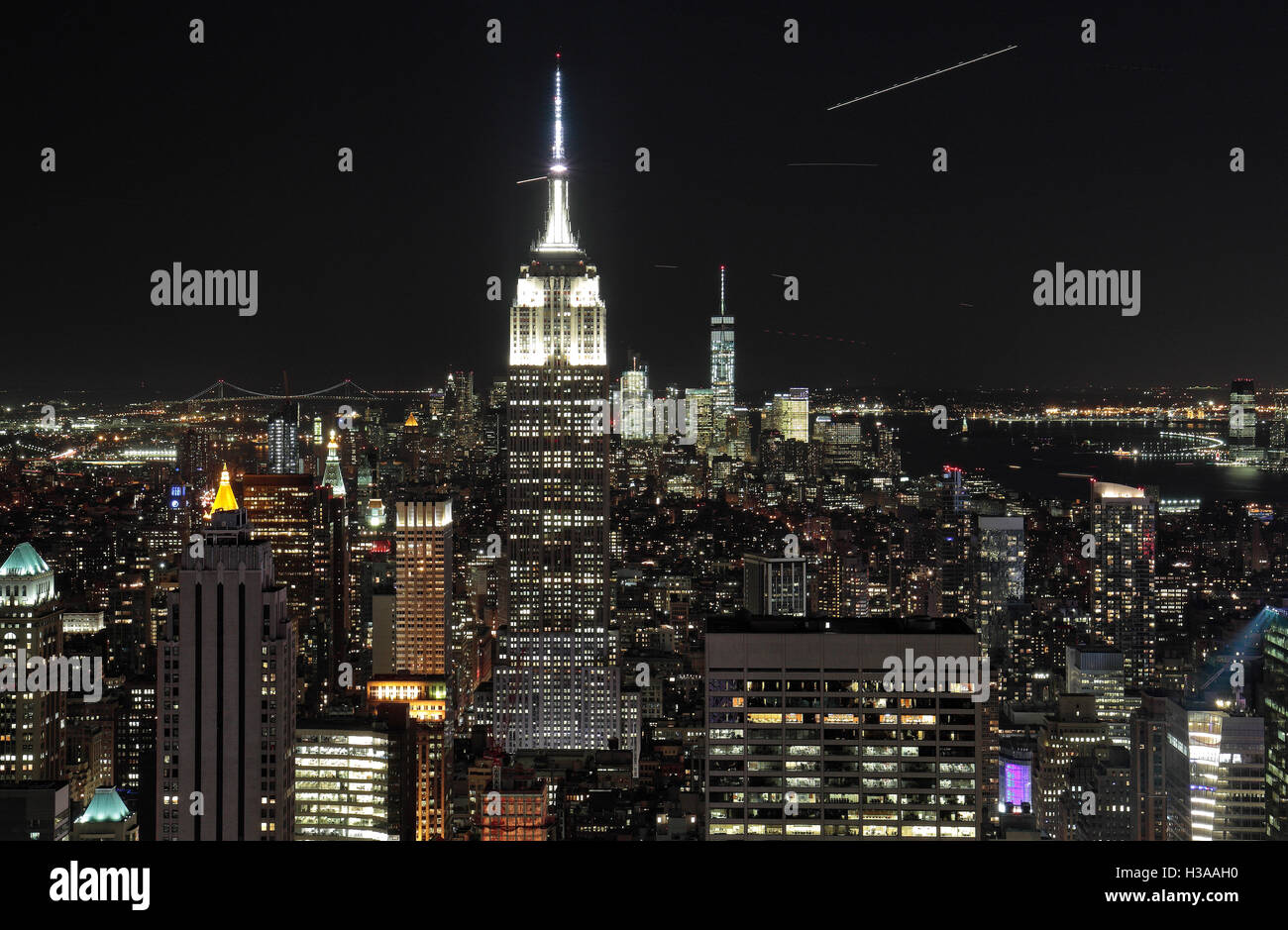 El Empire State Building y el World Trade Center, vistos en la noche de la 'Cima del mundo' observation deck, Manhattan, Nueva York Foto de stock