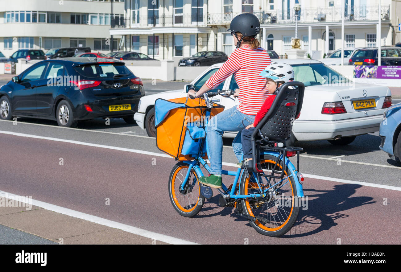 Mujer y niño en una bicicleta con asiento para niño en bicicleta a lo largo  de un ciclo ruta Fotografía de stock - Alamy