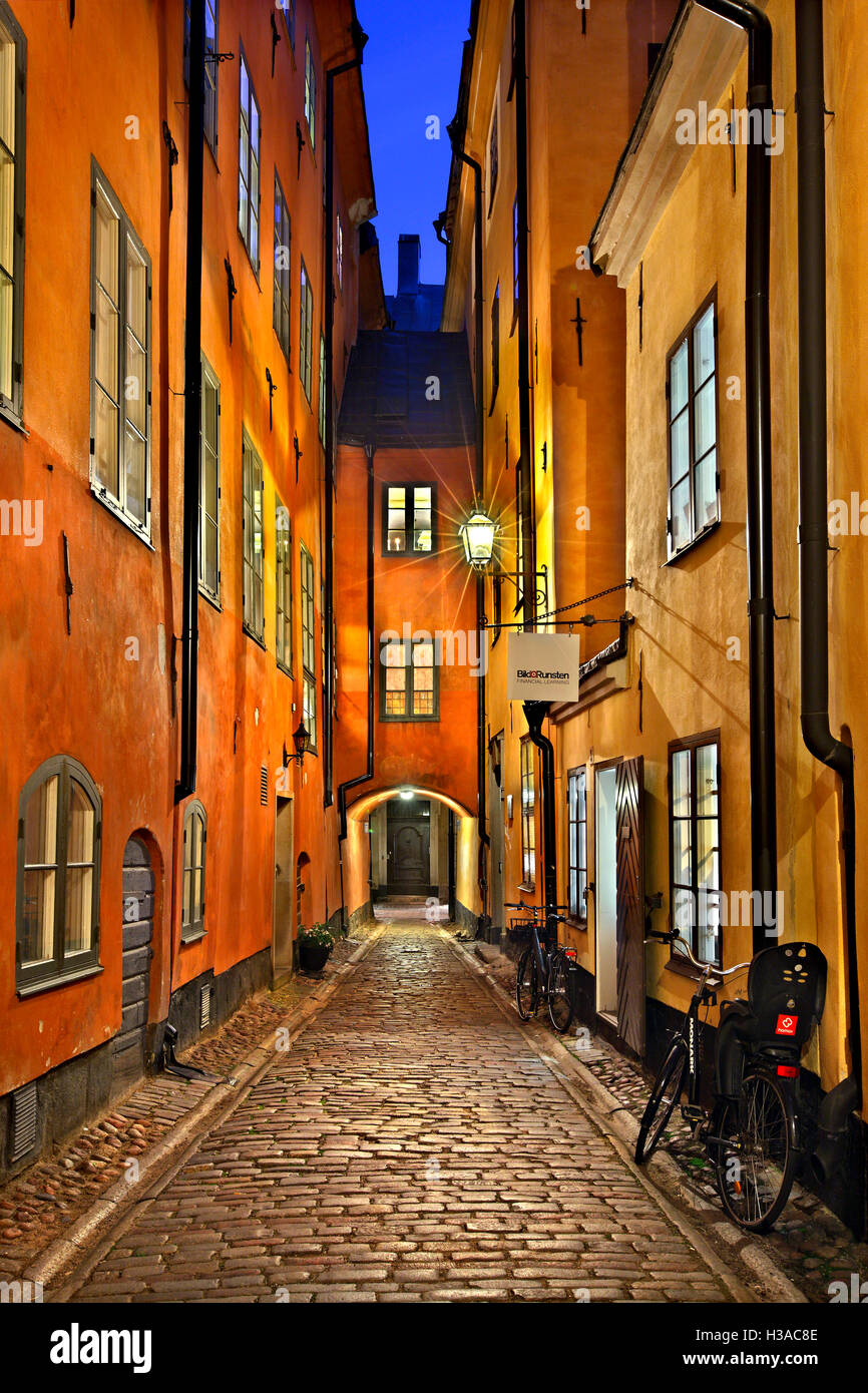 Caminando por las pintorescas callejuelas de Gamla Stan, el casco antiguo de Estocolmo, Suecia. Foto de stock