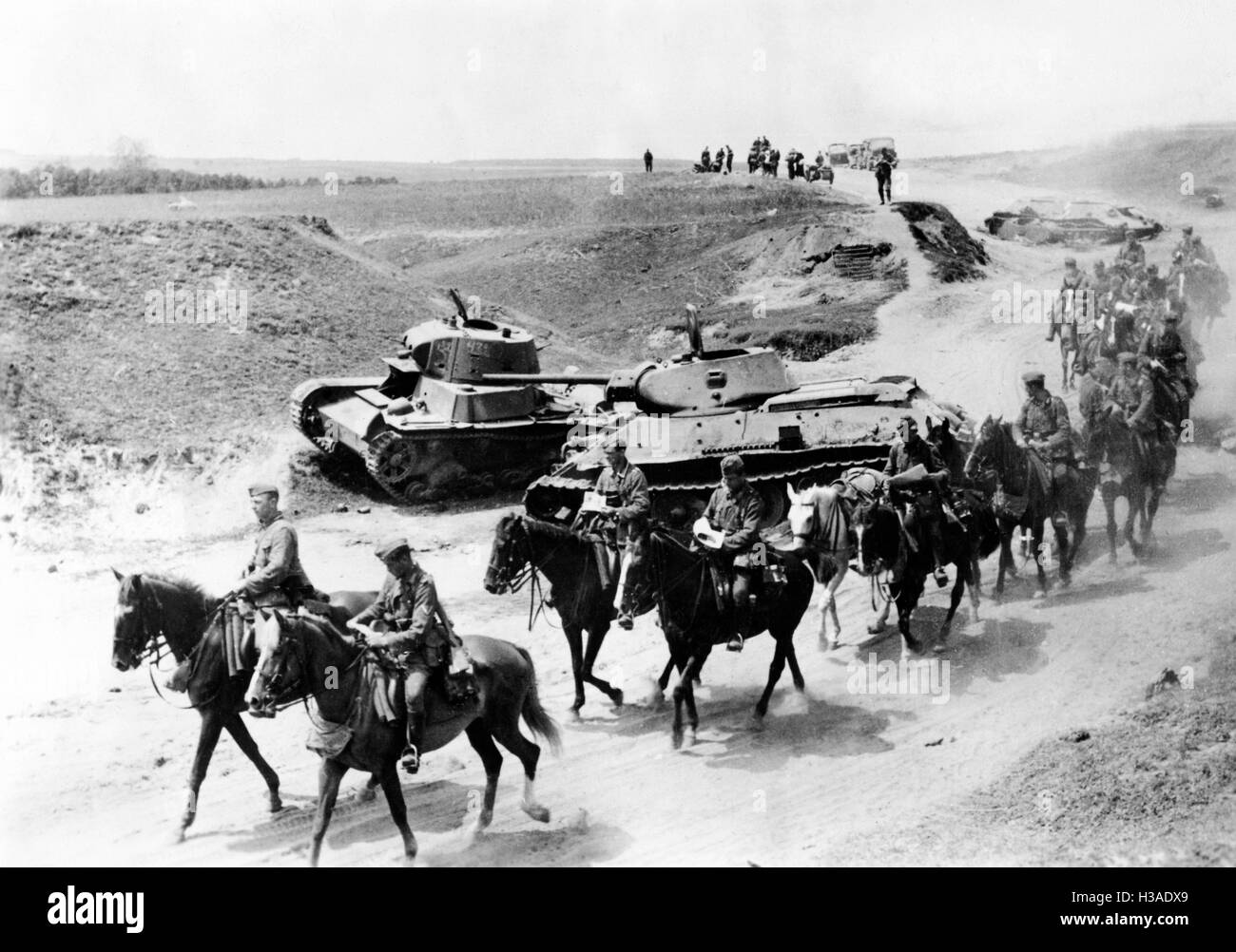 caballo-de-caballeria-aleman-pasado-derribaron-los-tanques-rusos-1941-h3adx9.jpg