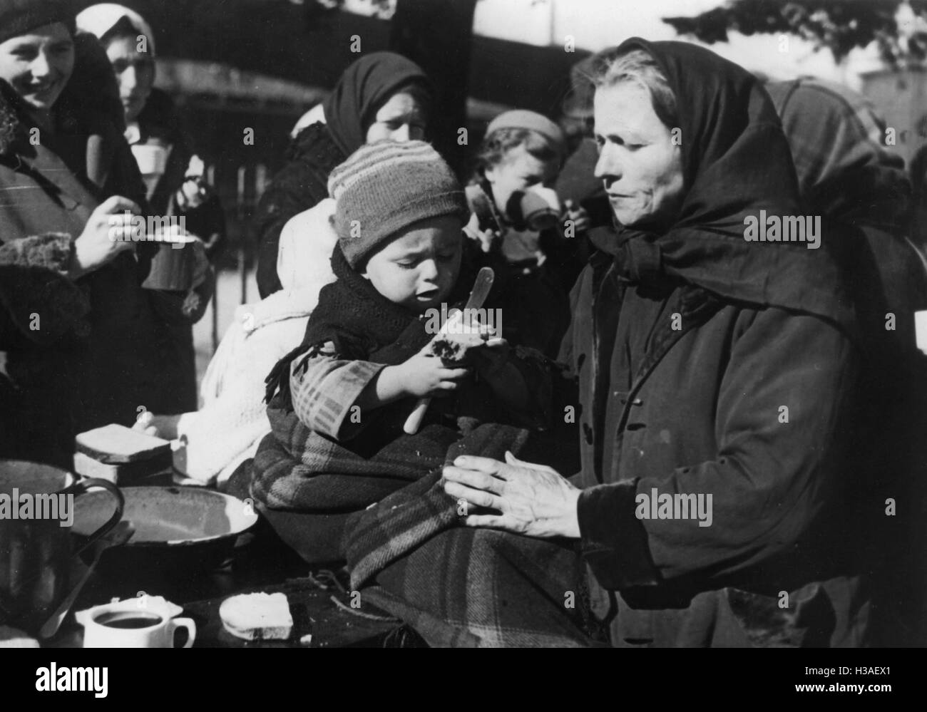 El Partido Nacional Socialista de bienestar del pueblo proporciona comidas a los alemanes bálticos en Poznan, 1939 Foto de stock