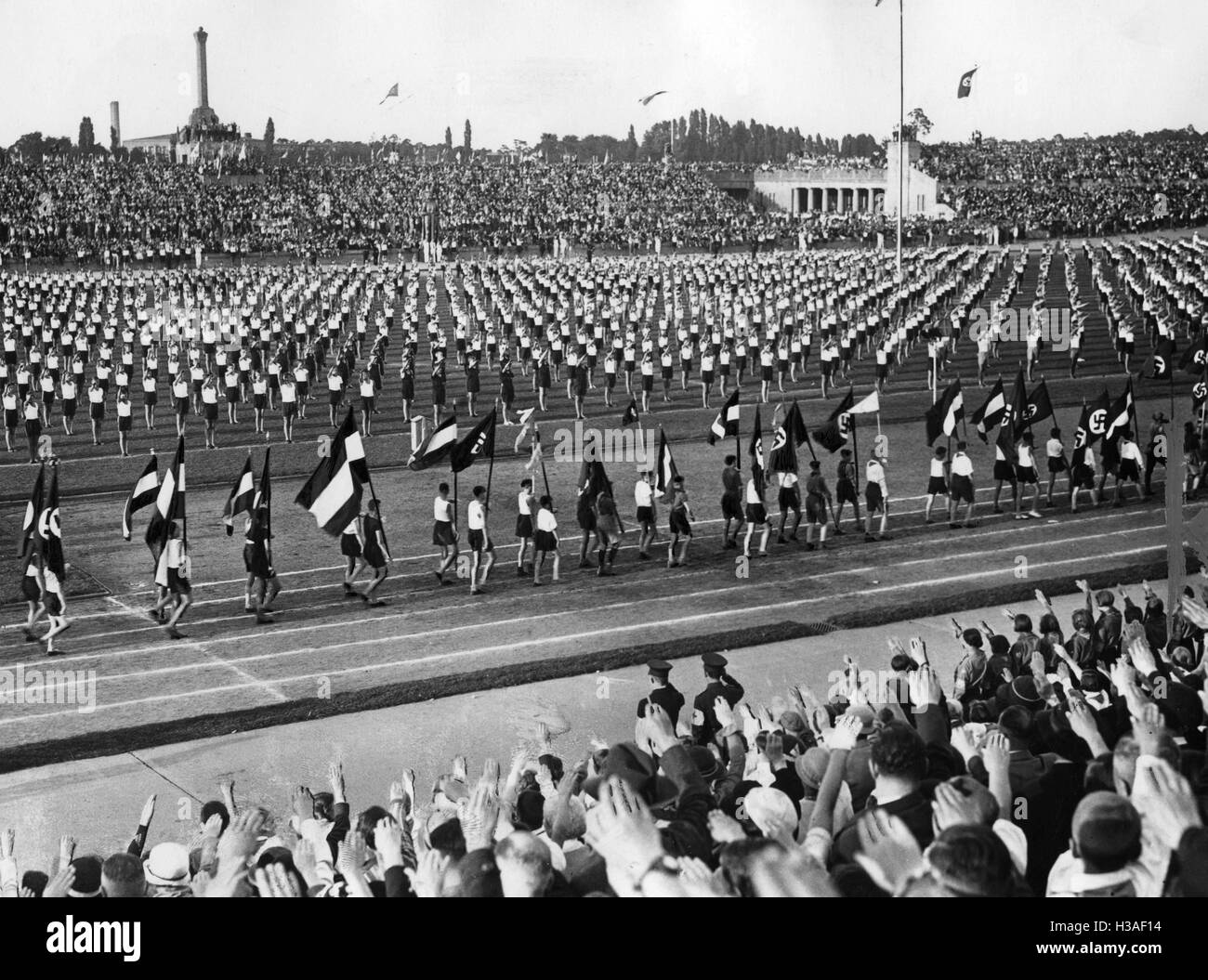 Schwarz-Weiss-Rote (negro, rojo, blanco) y banderas de la esvástica en un festival deportivo en Berlín, 1933. Foto de stock