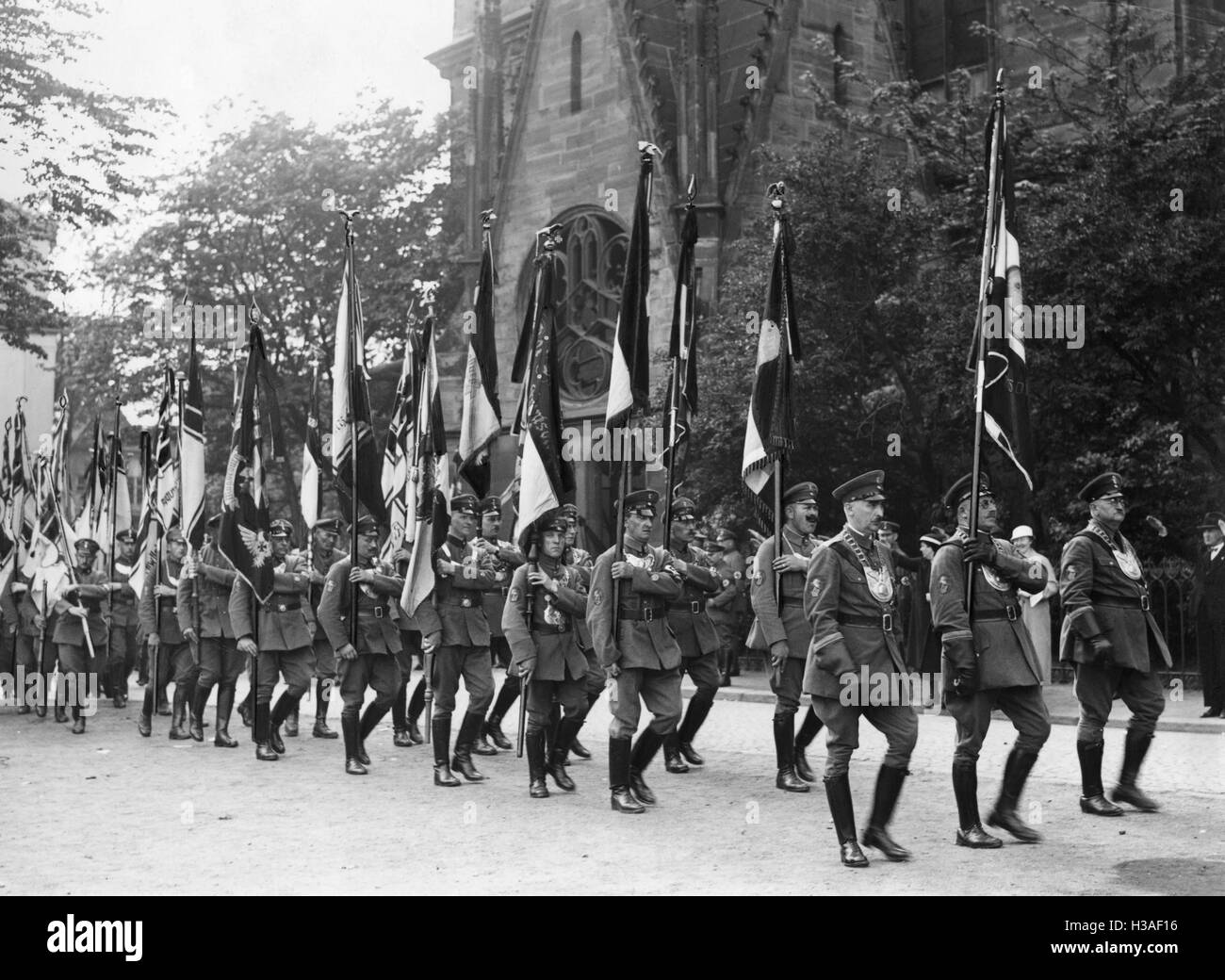 Desfile de la NSDFB ante la Catedral de Magdeburgo, 1934 Foto de stock