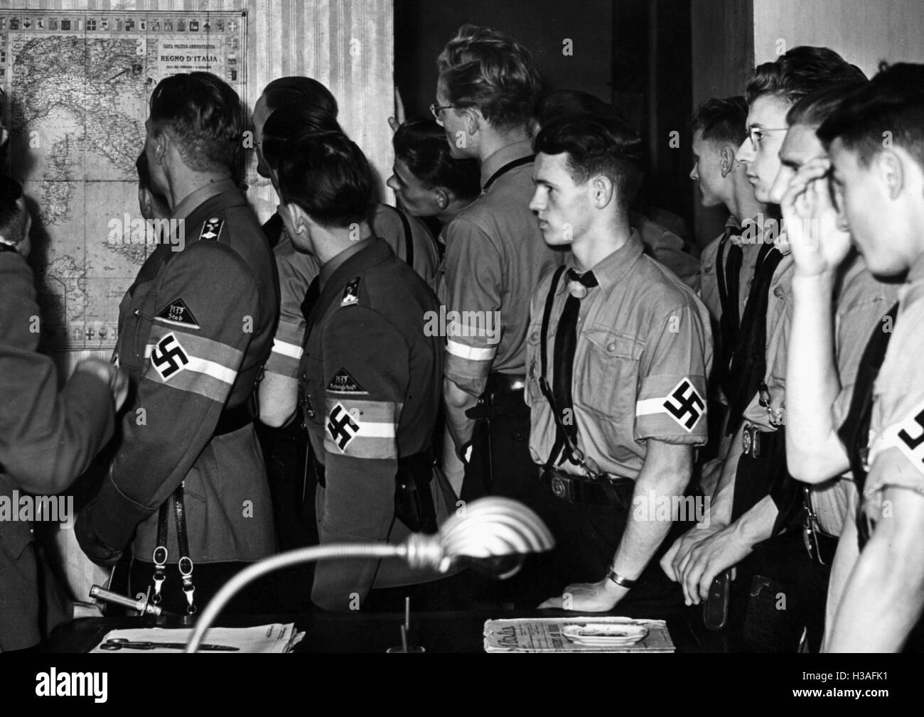 El grupo de la Juventud de Hitler en el museo fascista en Milán, 1941 Foto de stock