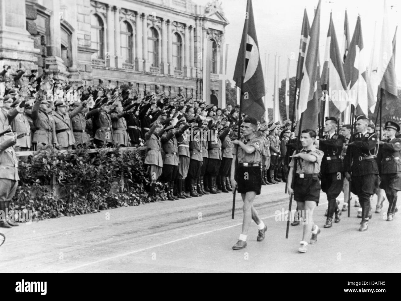 Desfile de las organizaciones juveniles fascistas en Viena, 1942 Foto de stock