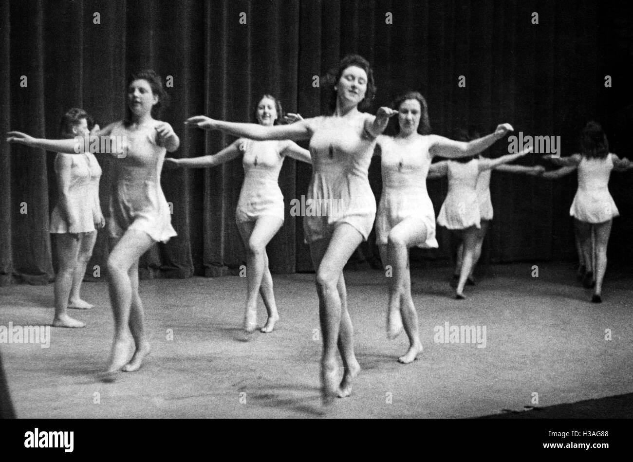 Rendimiento de la BDM-Werk Glaube und Schoenheit (BDM-trabajo, la fe y la belleza de la sociedad) en la Deutsche Oper de Berlín, 1942 Foto de stock