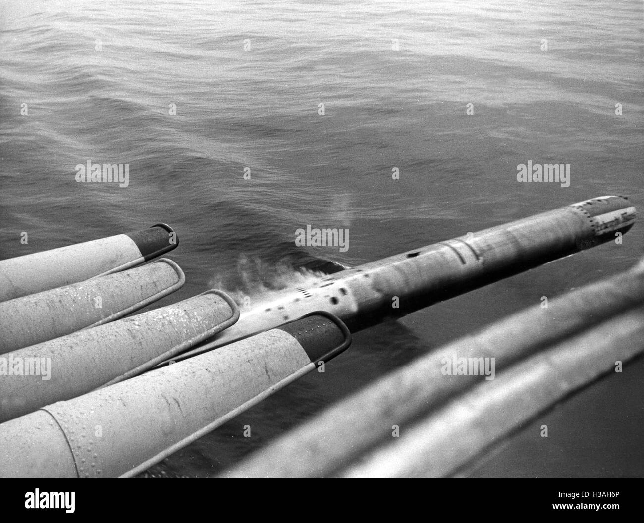 Disparar un torpedo, 1939 Foto de stock