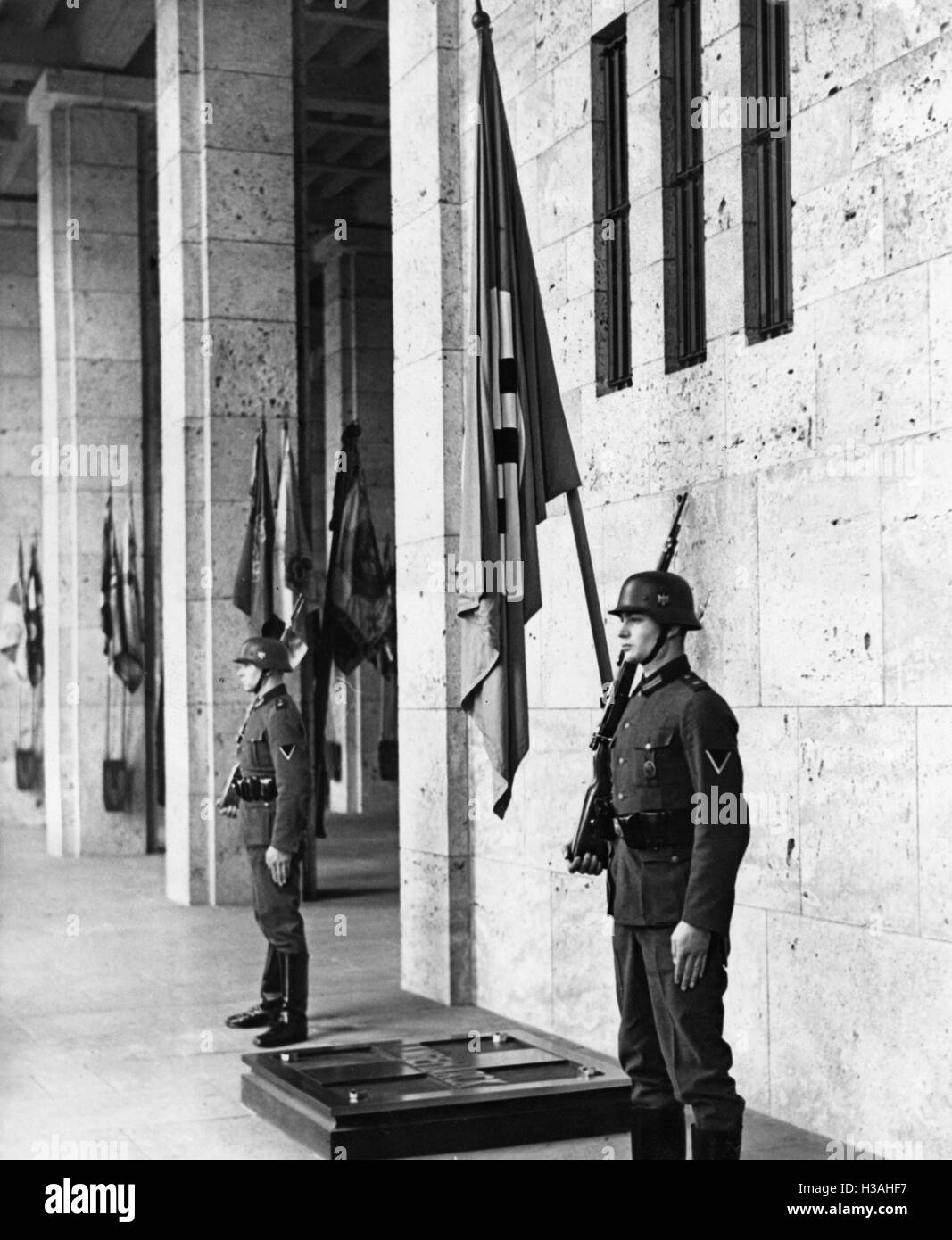 La Guardia de Honor de la Wehrmacht ante el Langemarckhalle en Berlín, 1938 Foto de stock